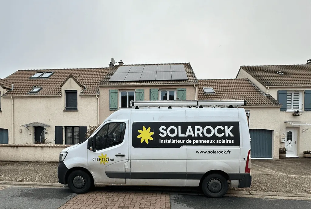 Photo d'une maison en Ile-de-France équipée de panneaux photovoltaïques dont l'installation a été faite par Solarock. On voit également un camion Solarock