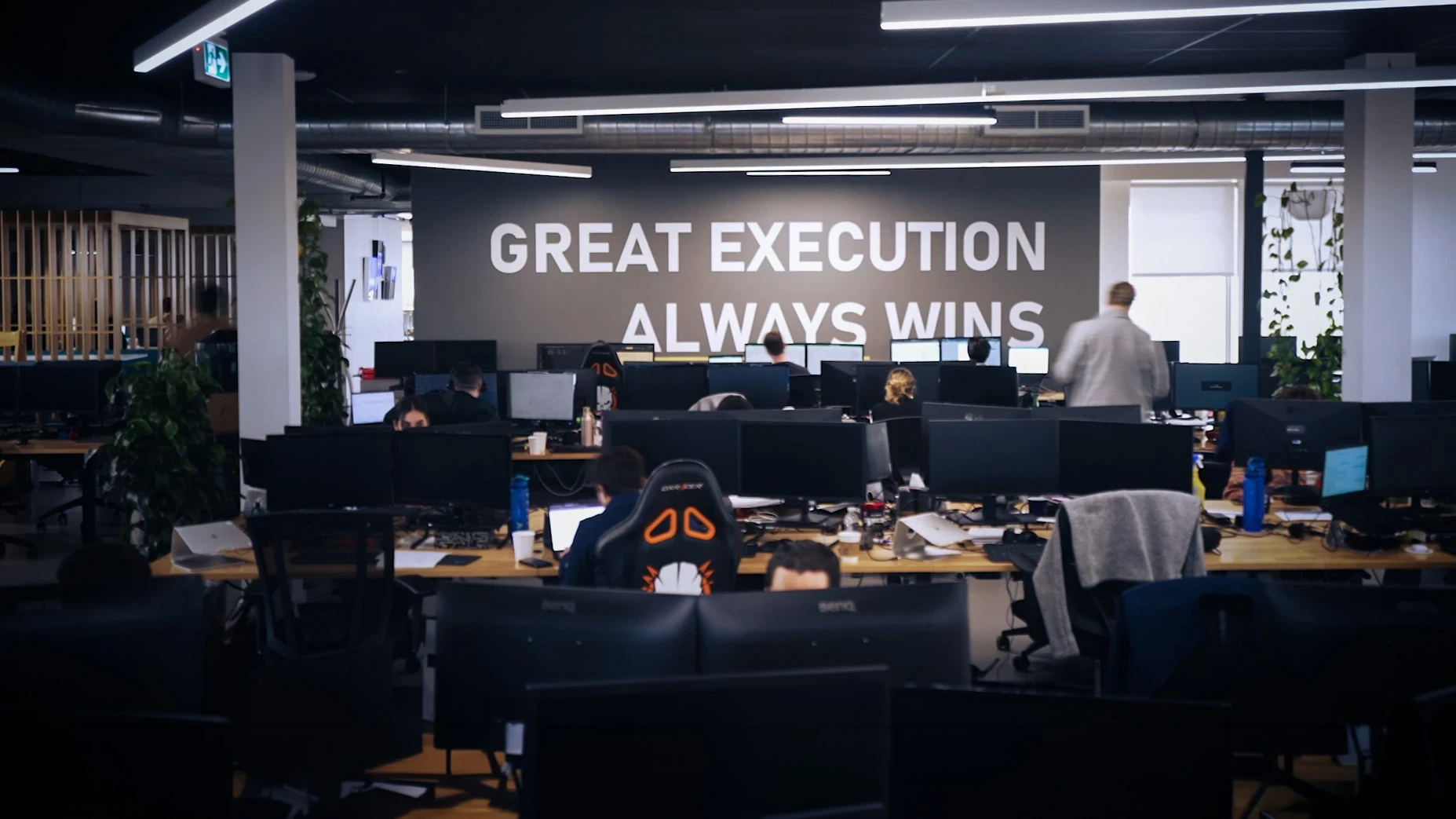 Image du bureau de Valsoft montrant le texte sur le mur « Une excellente exécution l’emporte toujours »