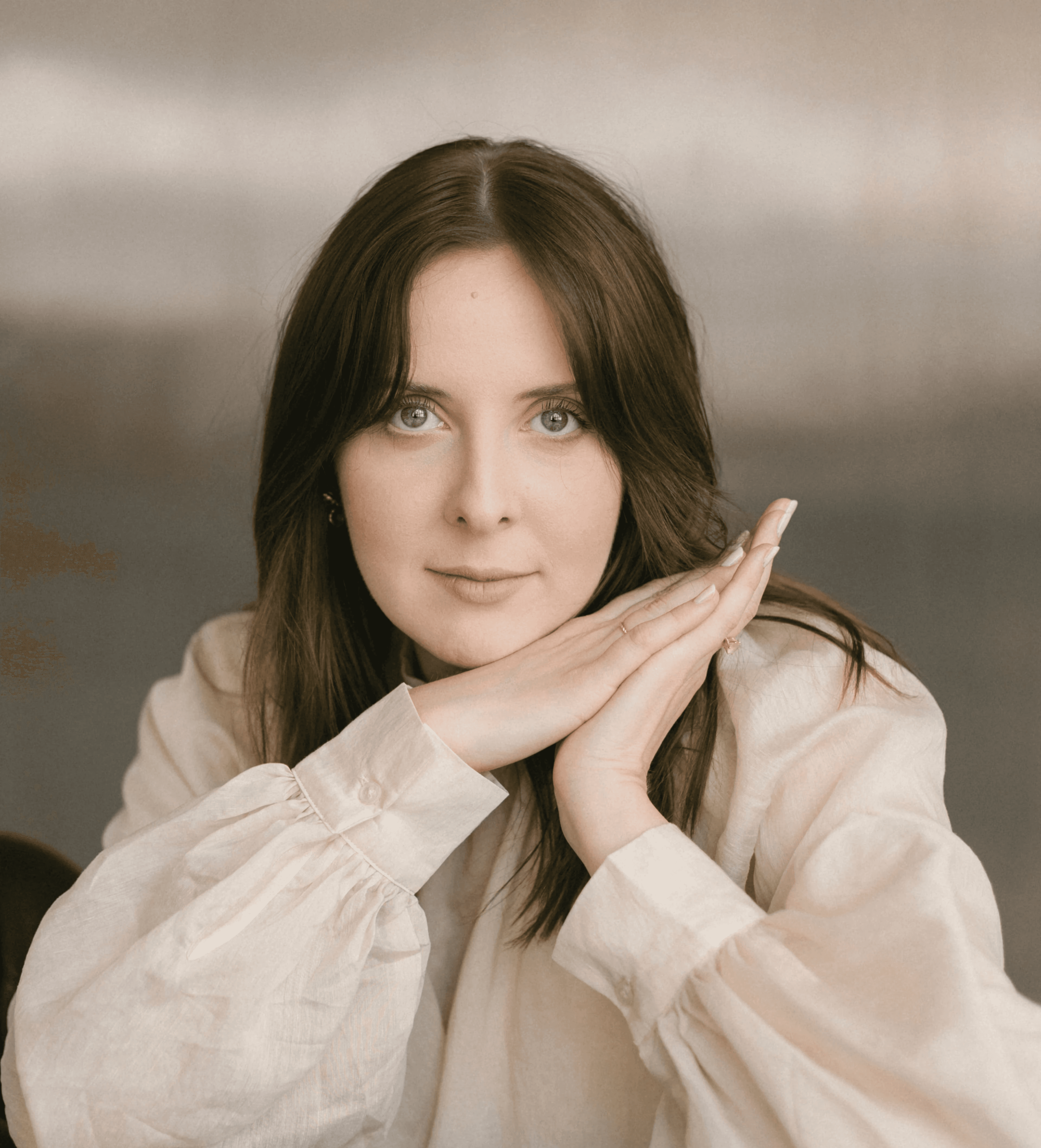 Julia, projektowanie wnętrz DE.RUM Studio – portret w jasnej lnianej koszuli