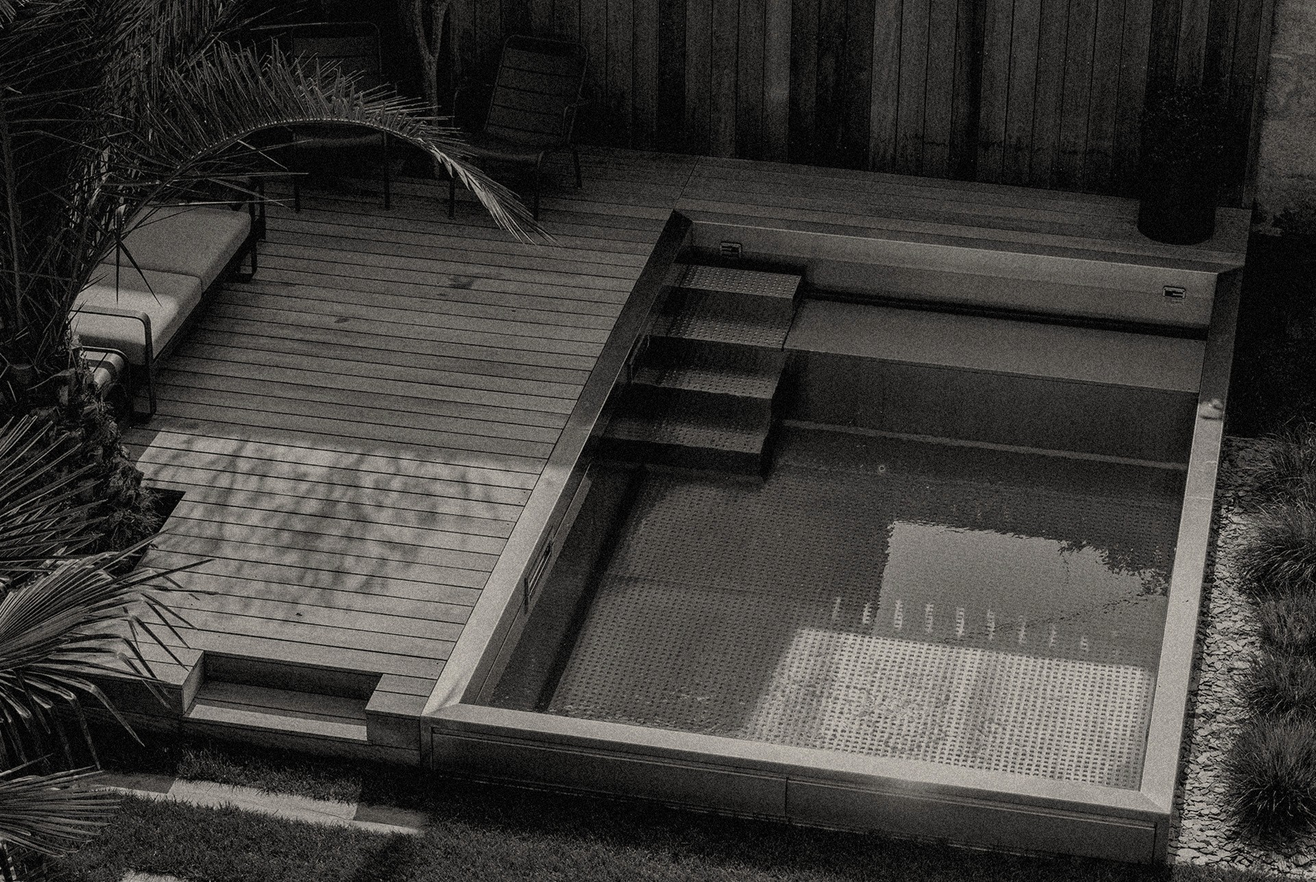 Terrasse en bois moderne avec petite piscine intégrée, vue de dessus dans la section 'À propos' du site Invivo Paysage