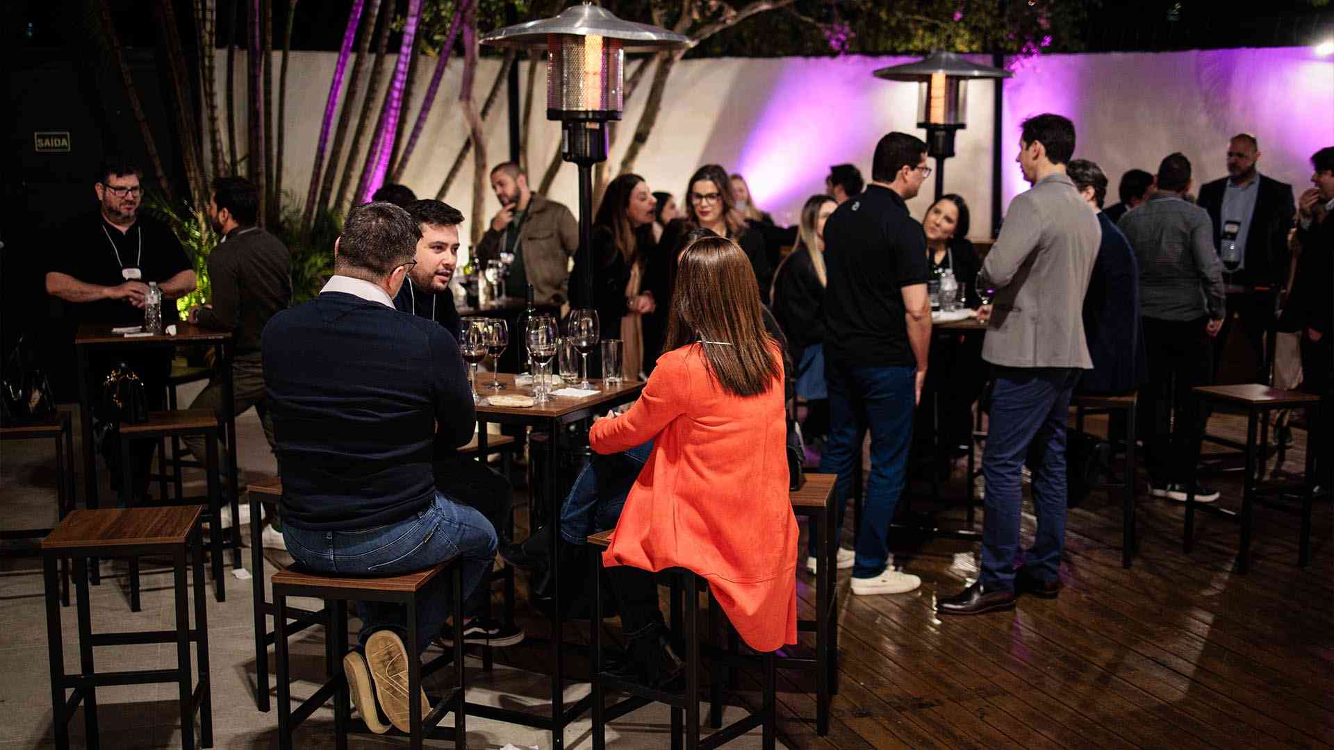 Networking executivo entre participantes do CMS Risk & Finance Club em ambiente reservado