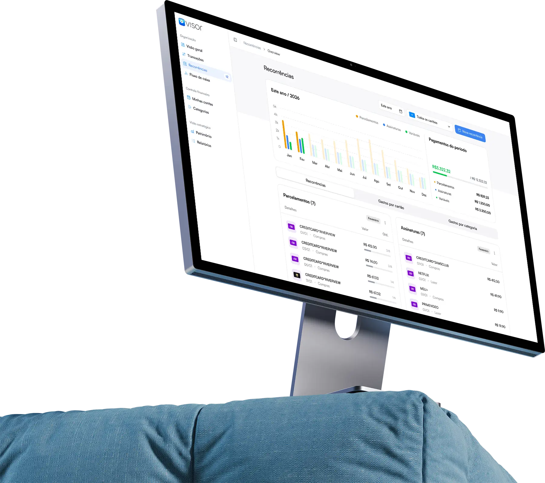 Visor em desktop com dados de finanças em tempo real e IA