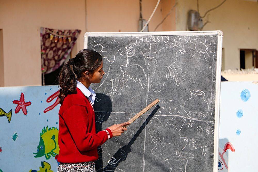 a child presenting to her classmates