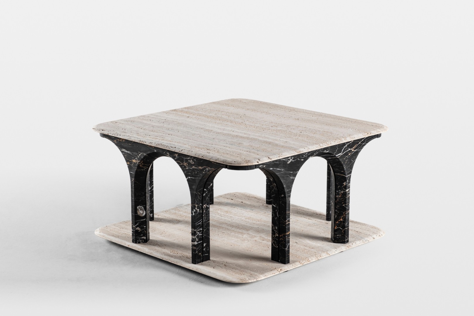 Primo piano di diversi rotoli di carta da parati di alta gamma accatastati, che mostrano varie texture e colori caldi, tra cui un arancione terracotta in primo piano, un beige/argento, un rosa antico e un marrone scuro con accenti rossastri. Sul fondo si intravede un campione grigio chiaro.