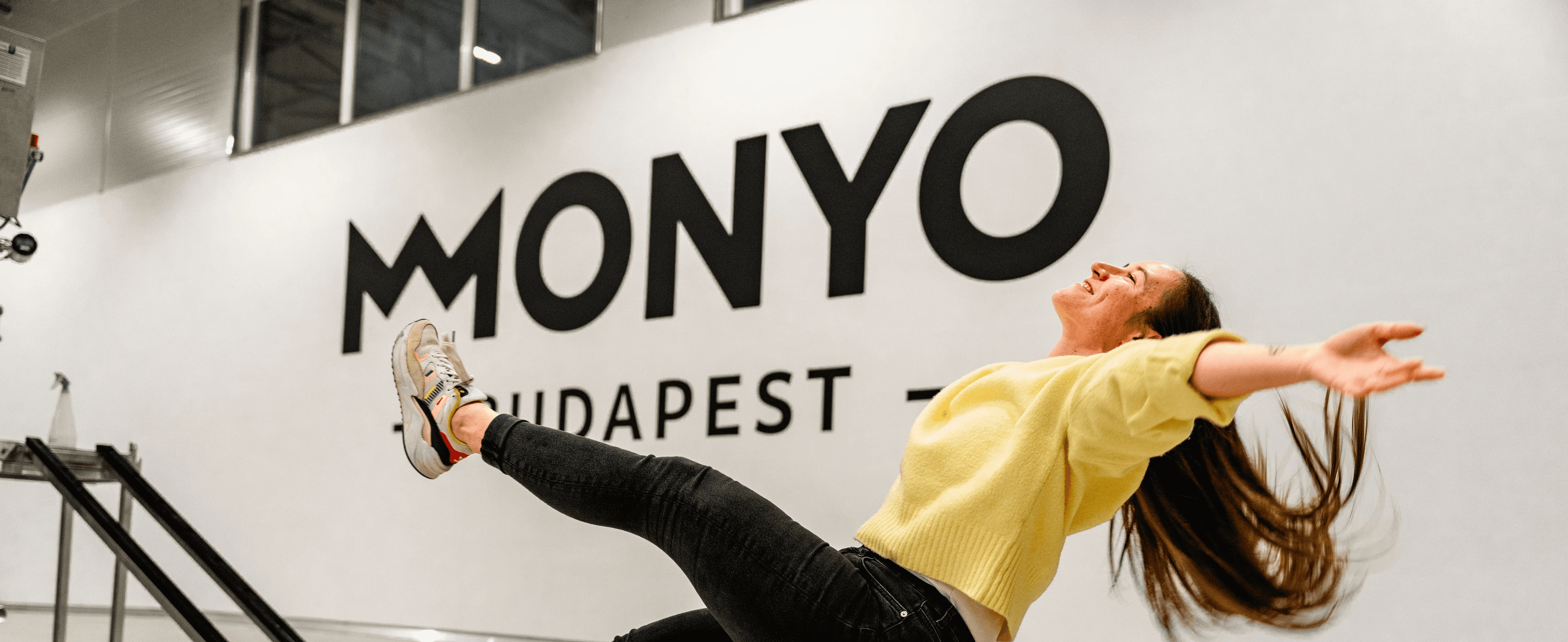 A csapat együtt dolgozik az asztalnál laptopokon, üzleti stratégiákról vagy projektekről beszélgetve.