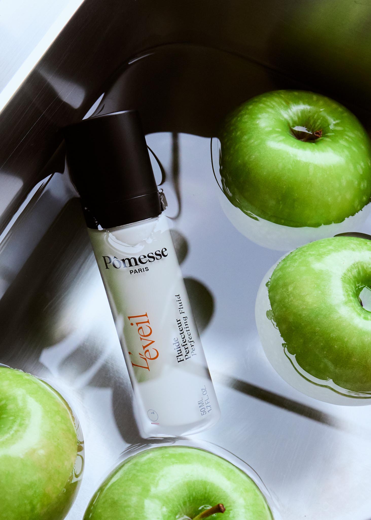 Zoom sur un produit Pômesse Paris entouré de pommes