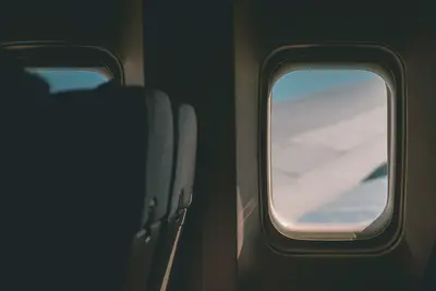 Aile d'avion vue à travers une fenêtre