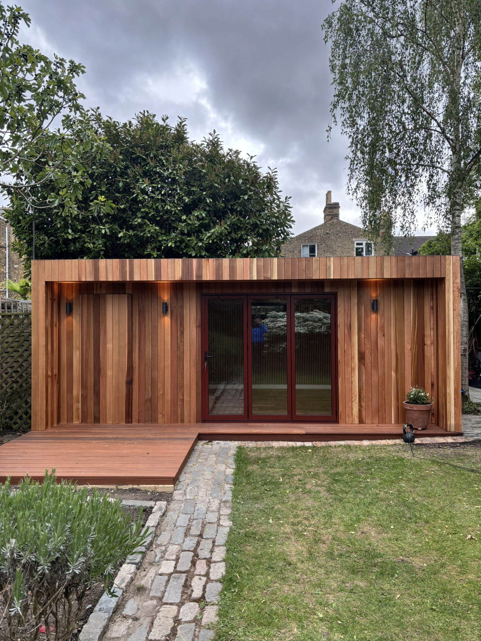 Cedar Gym in East Dulwich. Oiled Western red cedar battens garden room by Eleven Trees.