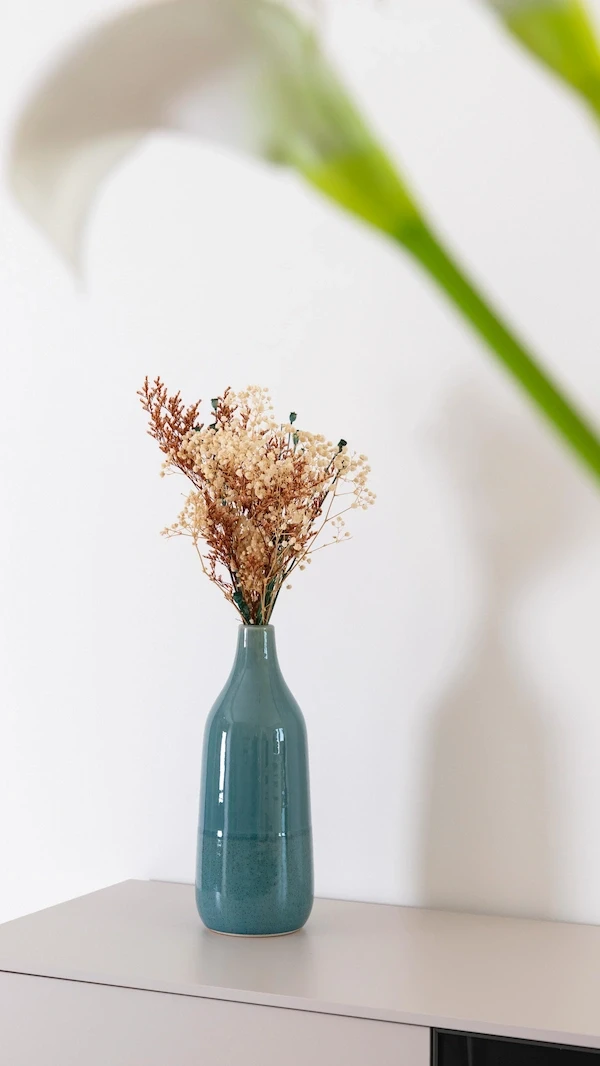 dettaglio di sopramobile bottiglia con fiori di design moderno