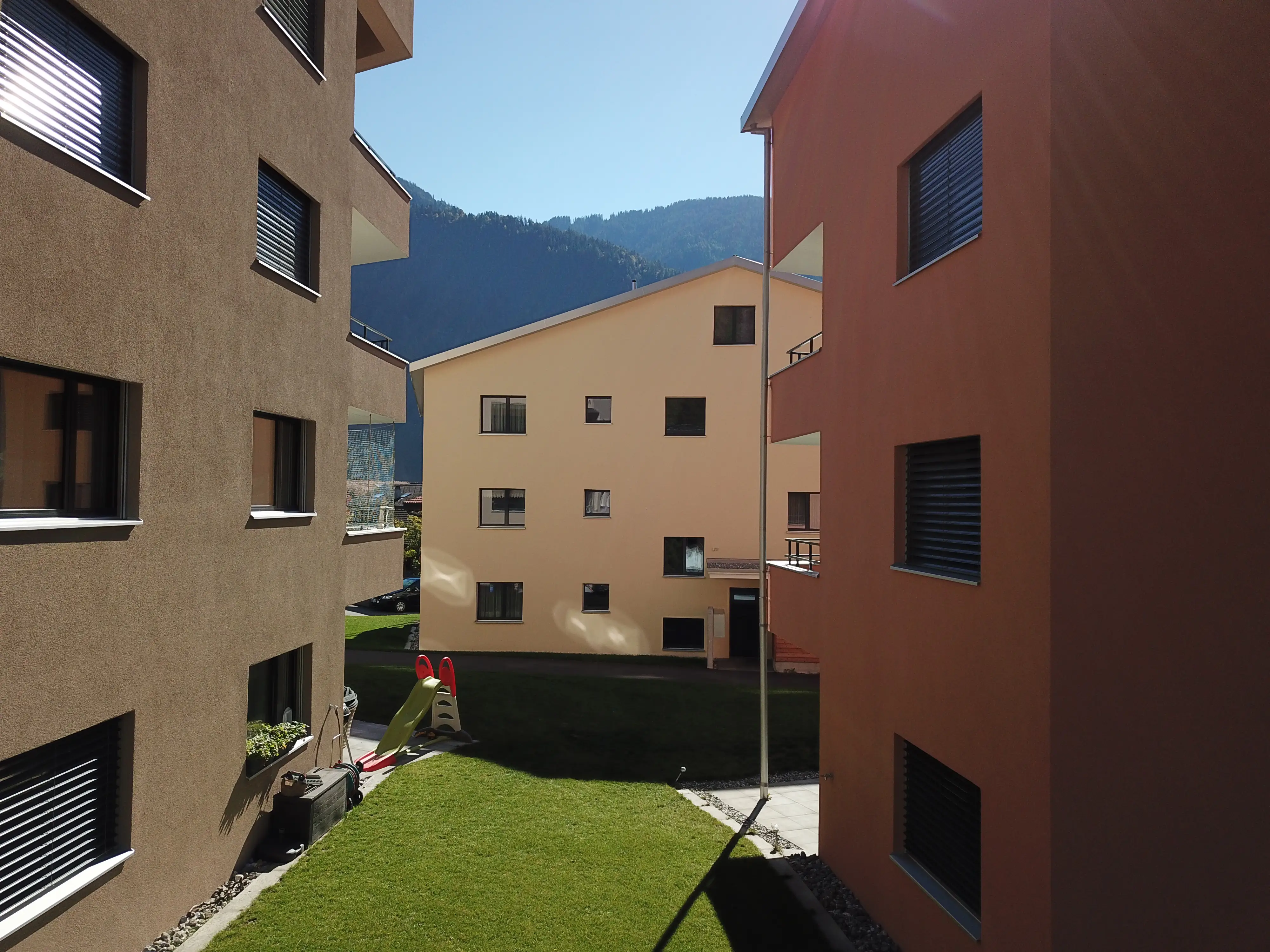 Neubau Überbauung Sagaplatz in Grüsch mit Grünflächen - Niggli Architektur