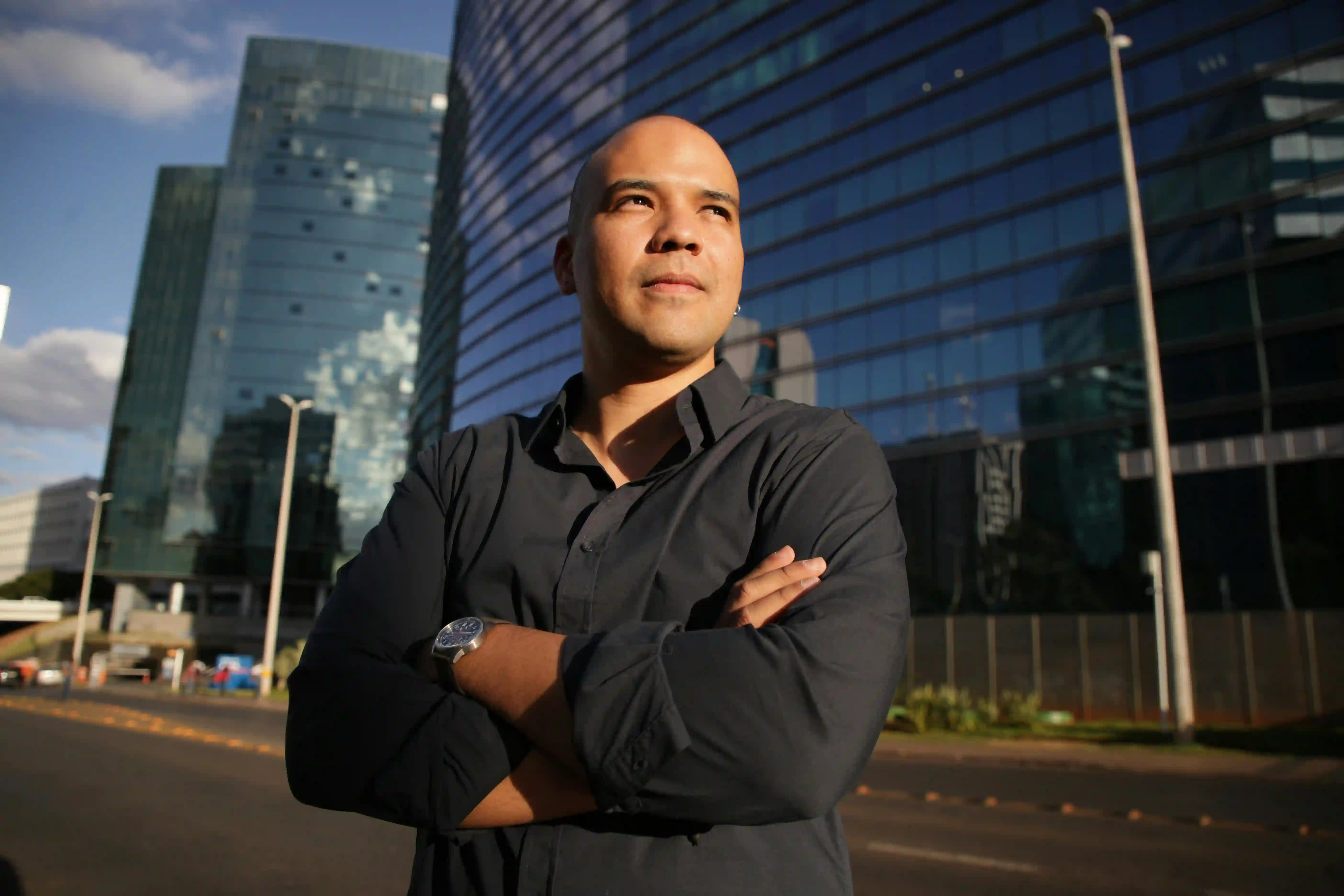 Imagem de um franqueado confiante ao investir em uma franquia de 30 mil reais.