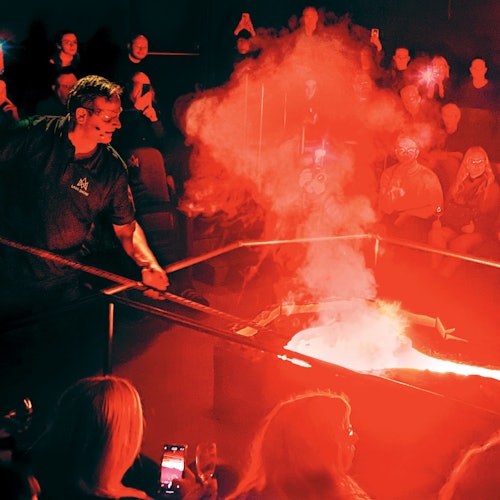 Majstor lave na Lava Showu na Islandu demonstrira svojstva slobodno tekuće lave.