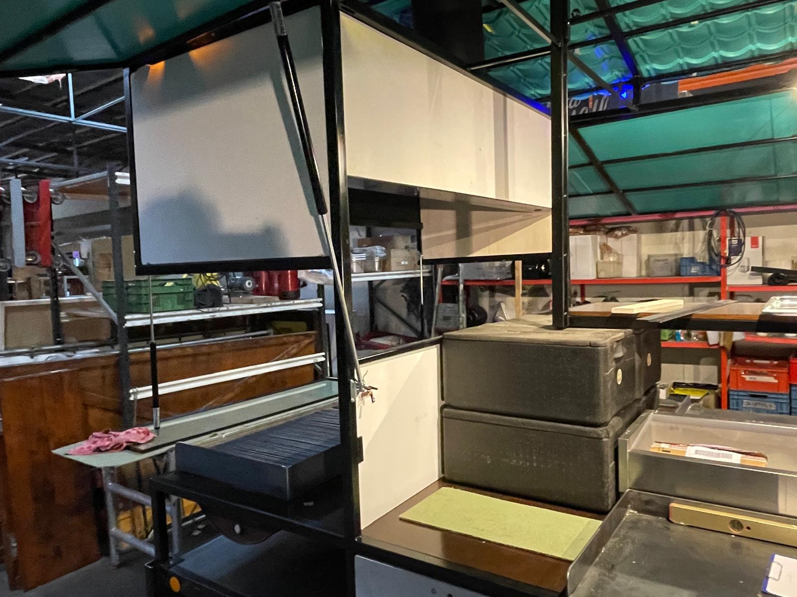 Slim ingerichte foodtruck keuken