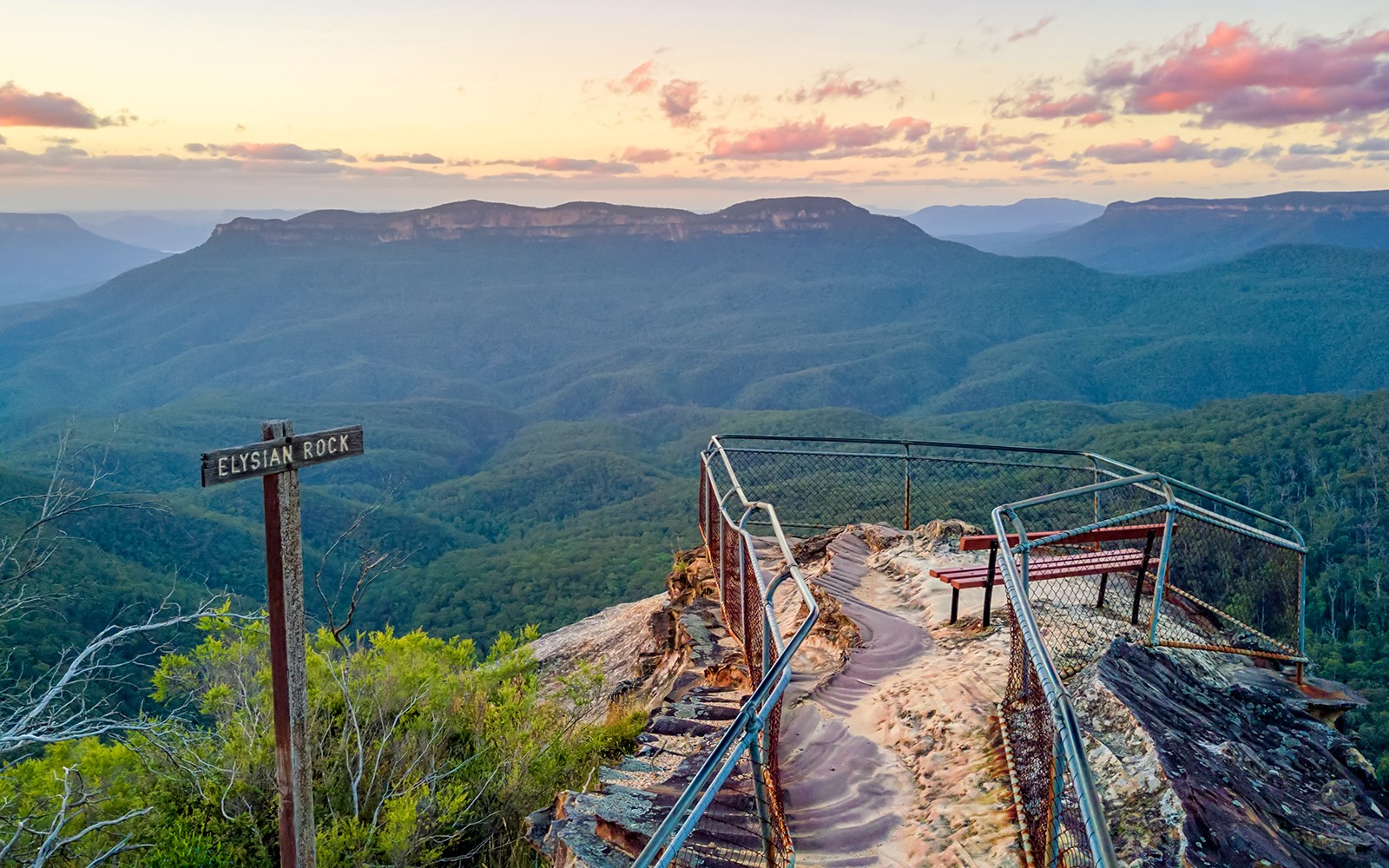 伊利西昂岩觀景點俯瞰藍山,周圍翠綠葱鬱,遙望懸崖。
