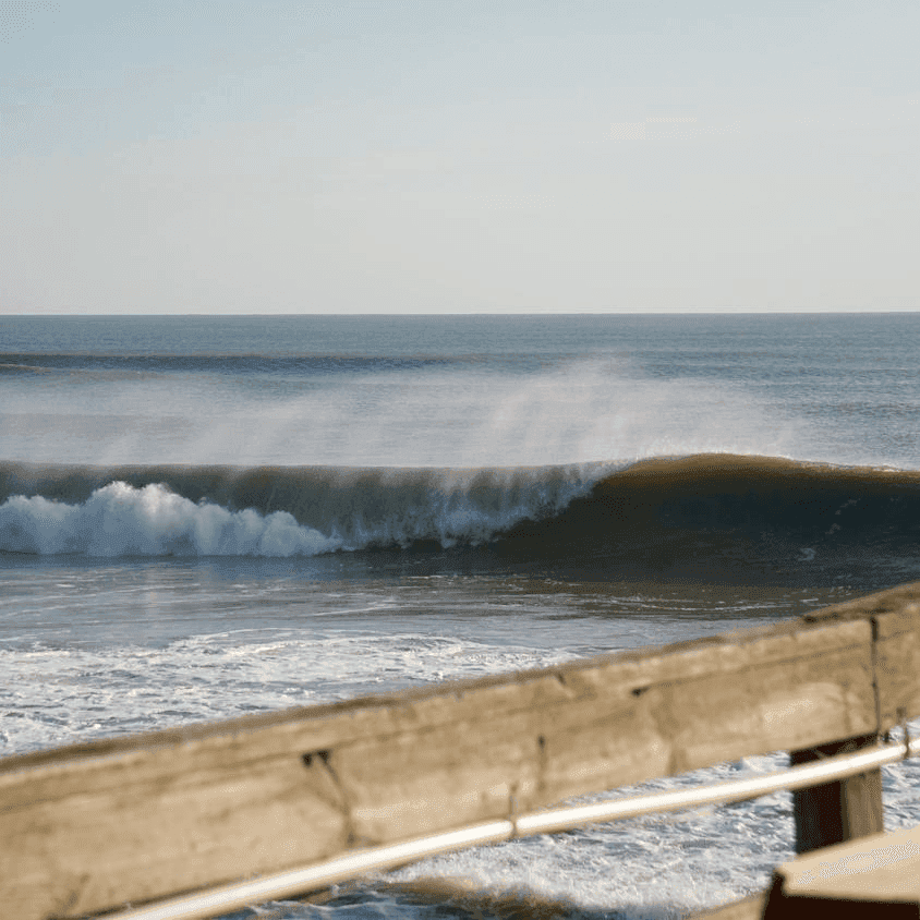 Large wave crashing on shore – surfboard rental in nags-head