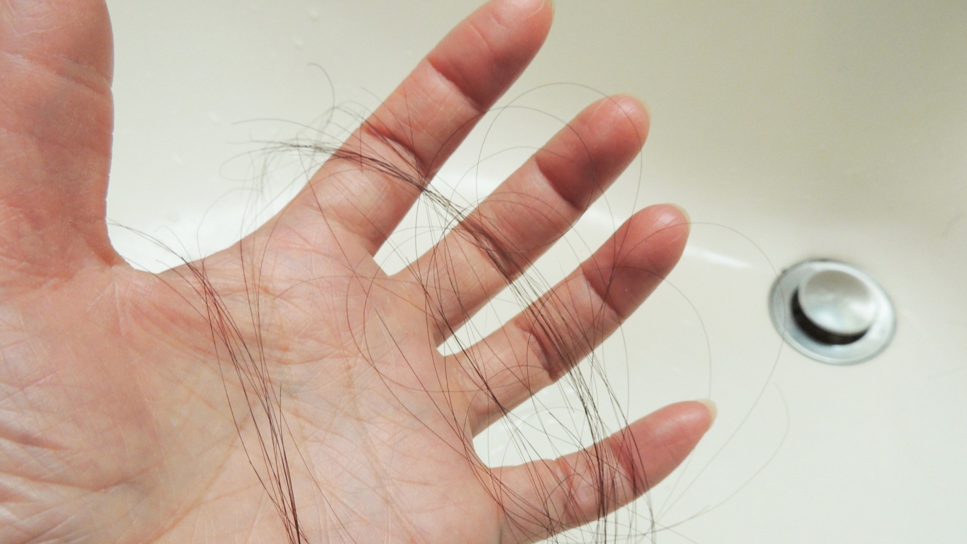 抜け毛が手のひらに絡まる