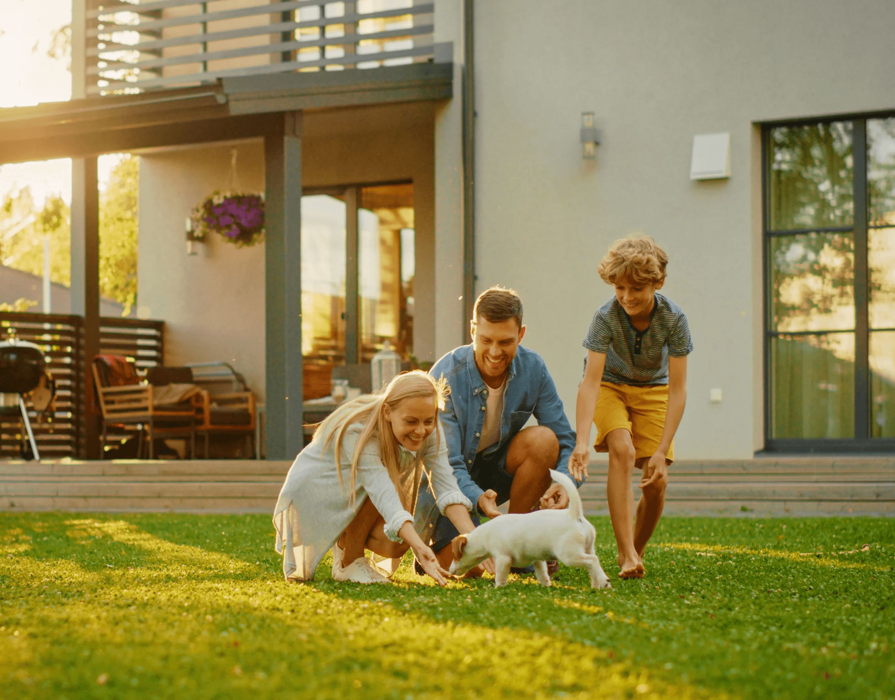 Família feliz em frente a casa