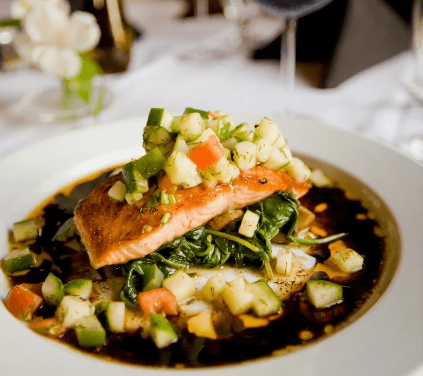 Prato de comida em um restaurante chique