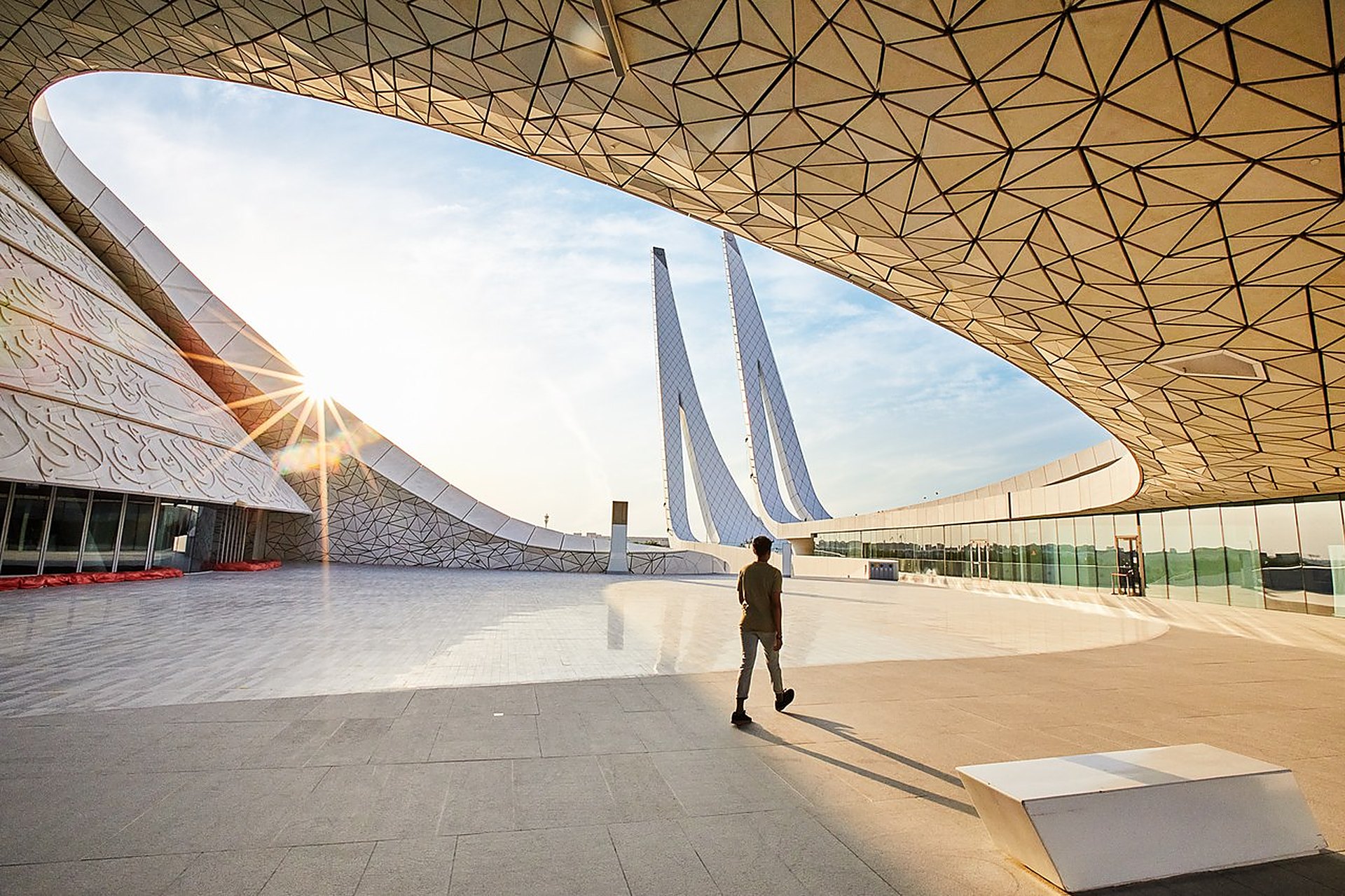 Les deux minarets élancés de la mosquée d'Education City, à Doha, vus depuis le parvis sous la canopée calligraphiée