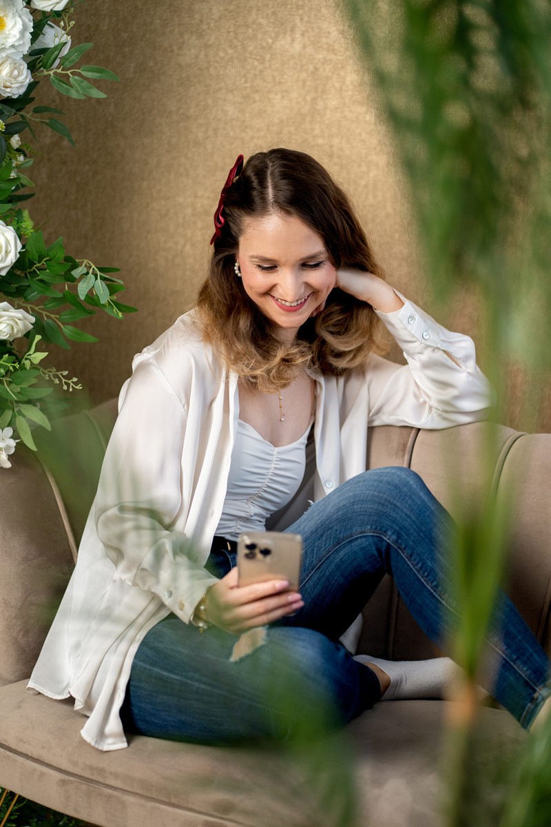 Írjunk könyvet kezdő kép, egy lány ül a széken.