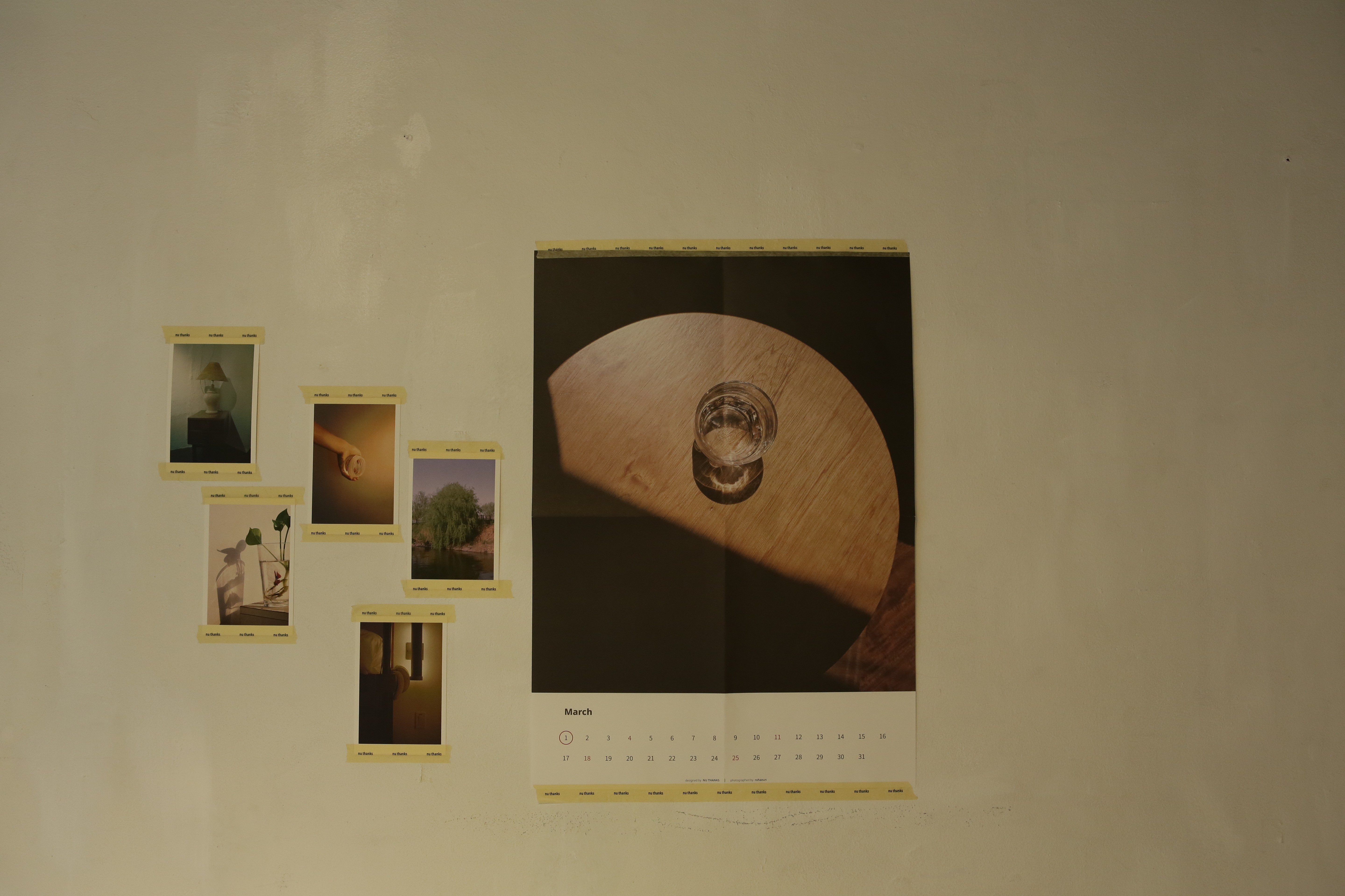 round white and black analog clock