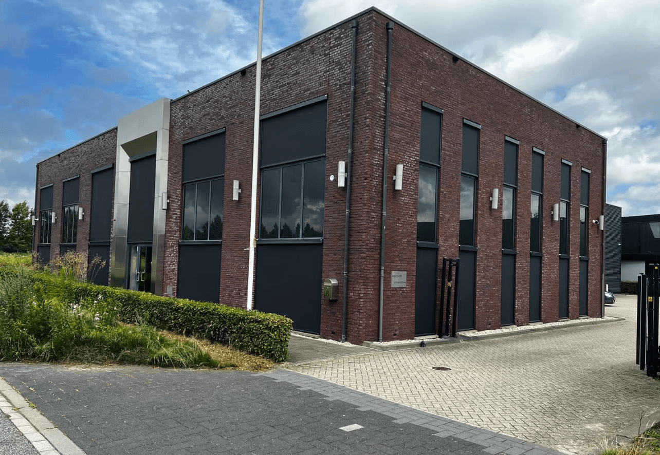 Zonwering op bedrijfspand - door Dugreja 