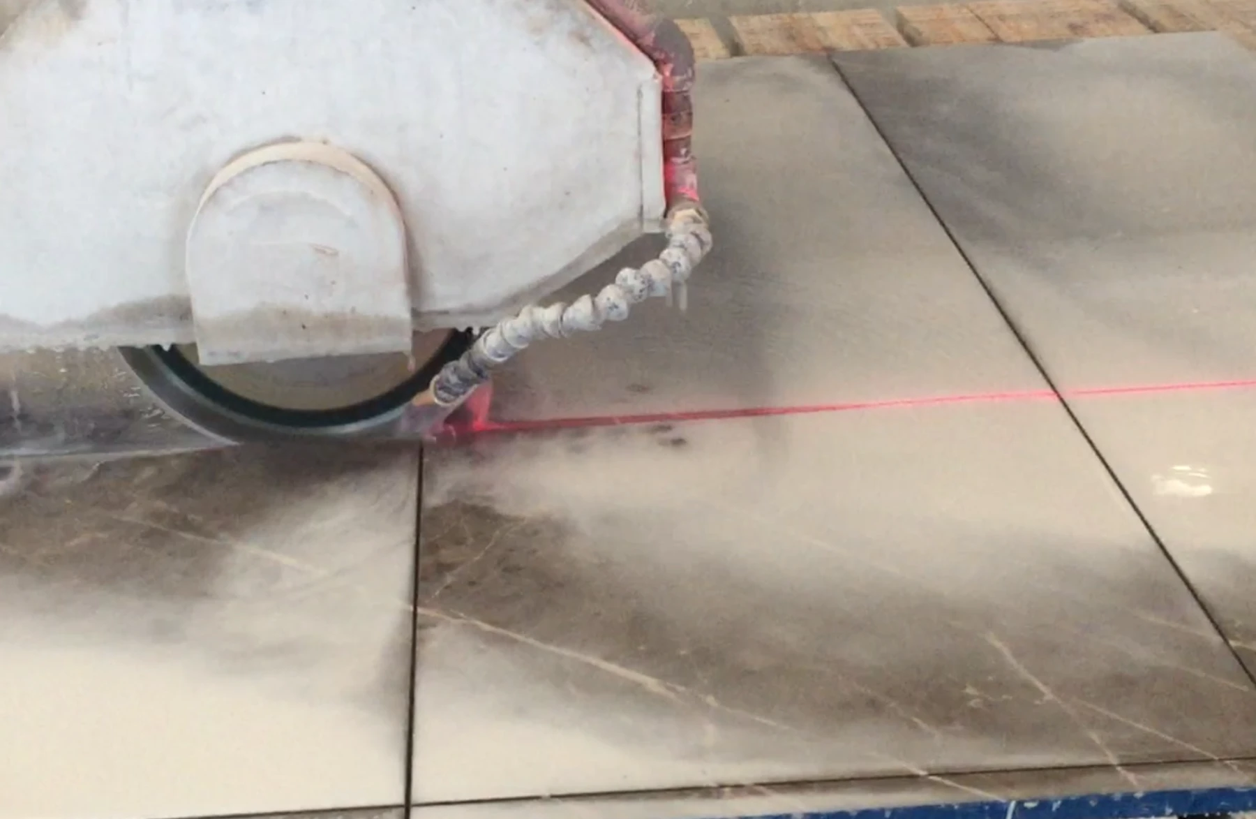 bridge saw with diamond cutting disc