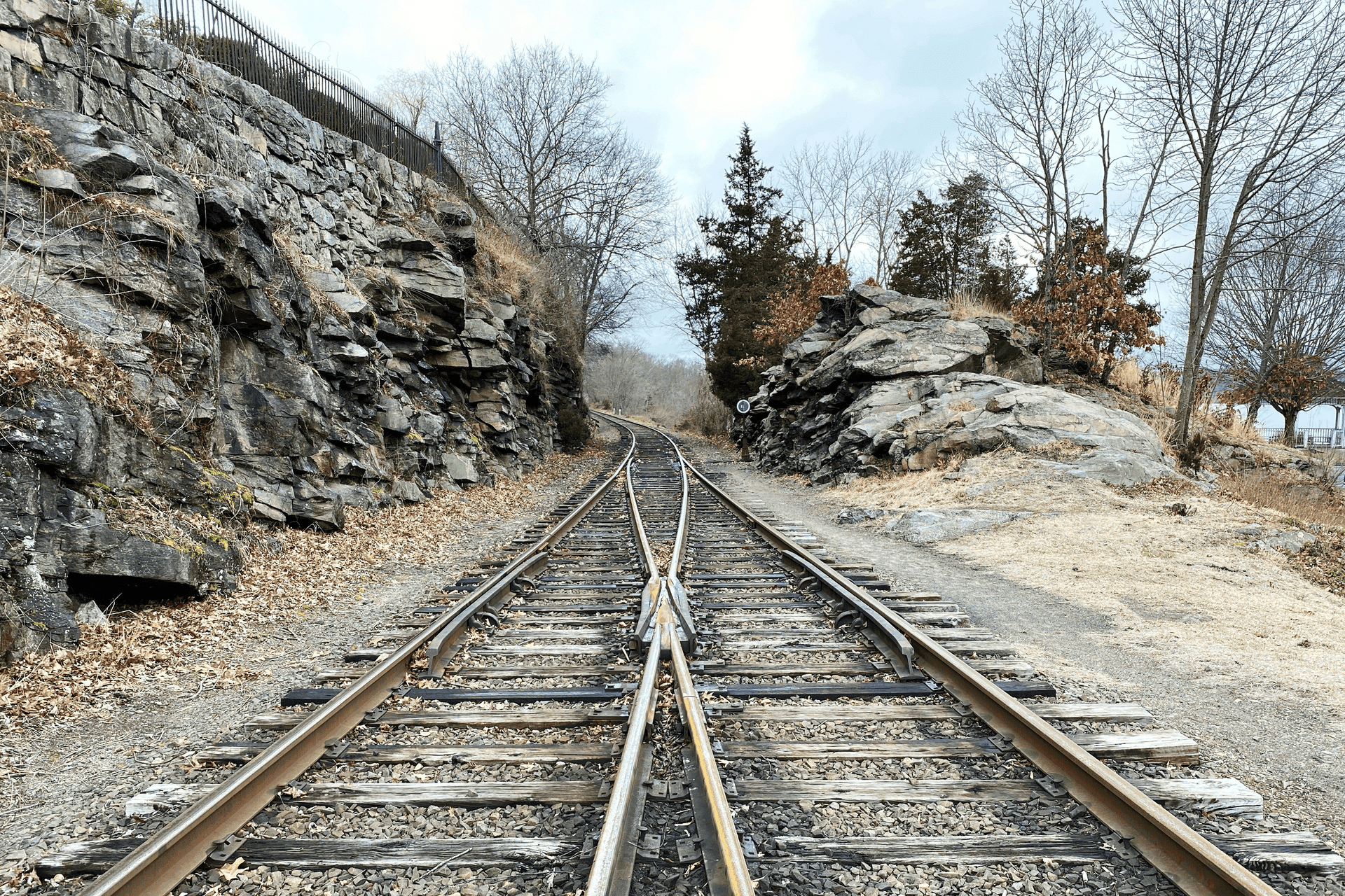 cover-how-to-break-data-silos (https://unsplash.com/photos/brown-metal-train-rail-near-rocky-mountain-during-daytime-nShLC-WruxQ)