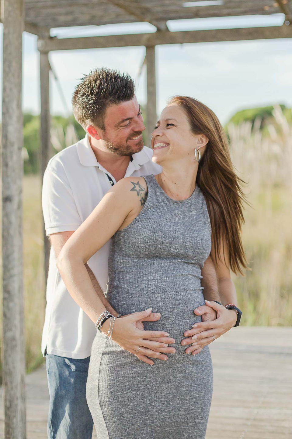 Chica embarazada junto a su pareja 