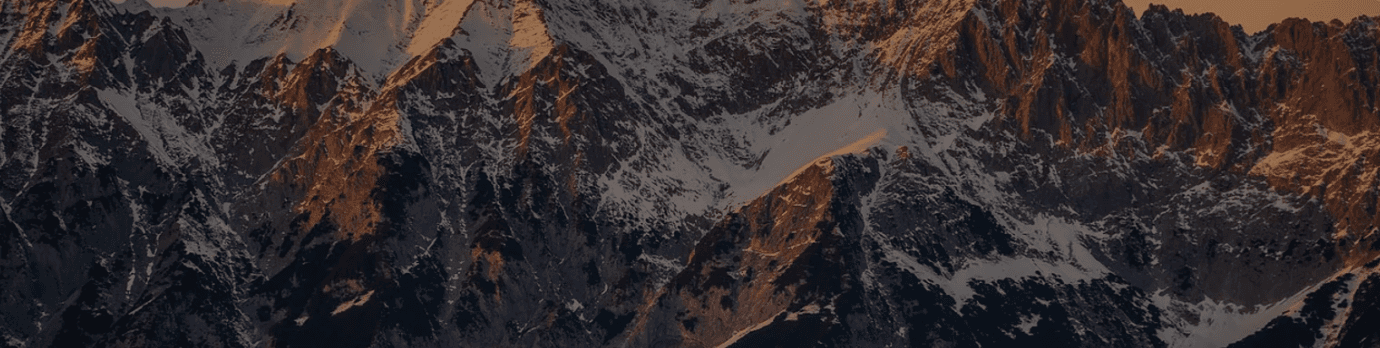 Sonnenaufgang über verschneiten Bergen