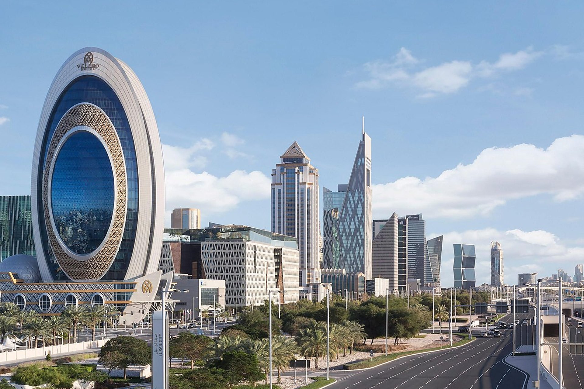 Les tours de West Bay, à Doha, et la route qui passe à leur pied, le décor quotidien de ceux qui conduisent avec un permis qatarien