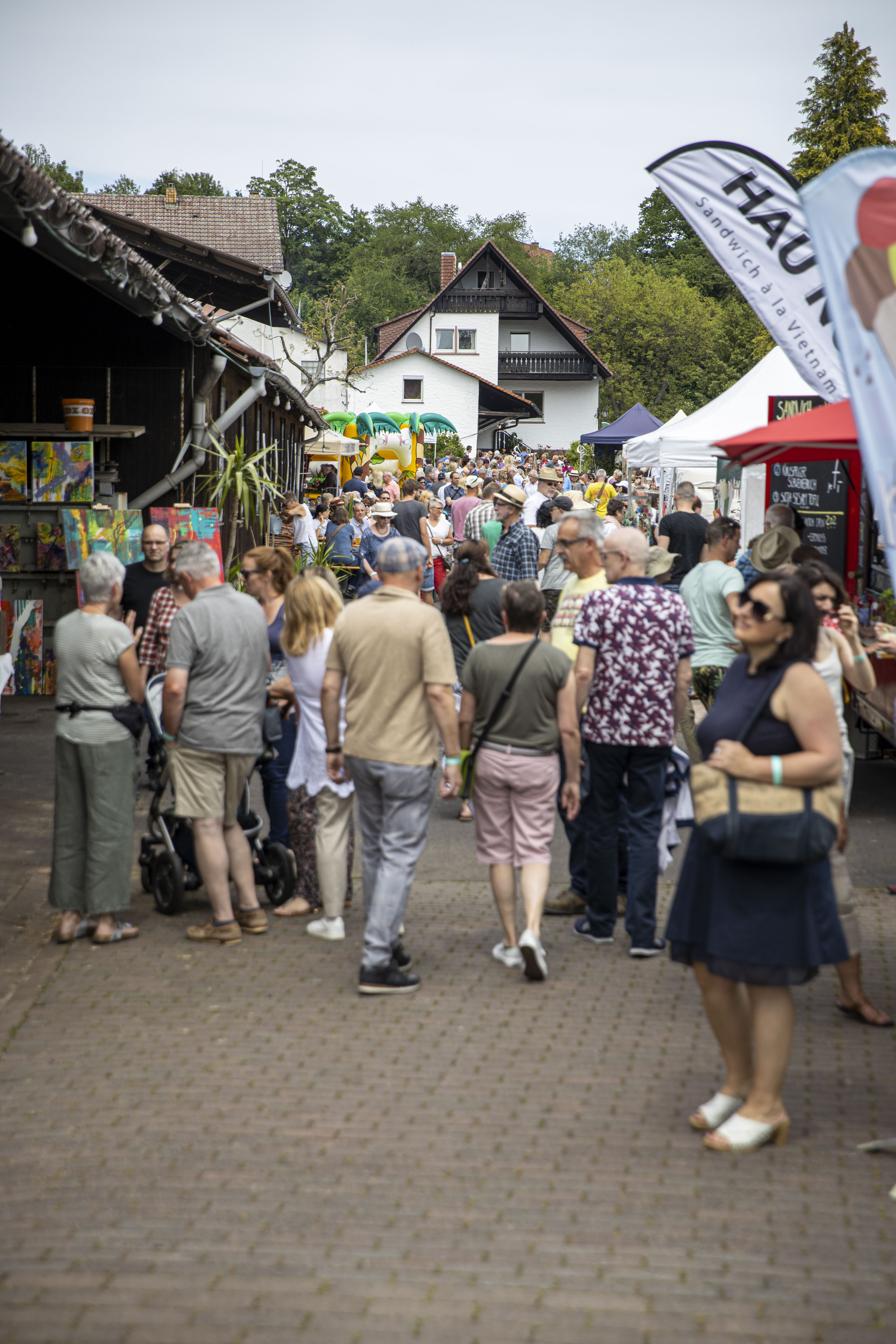 Menschenmenge auf dem Kunst & Kultur Event