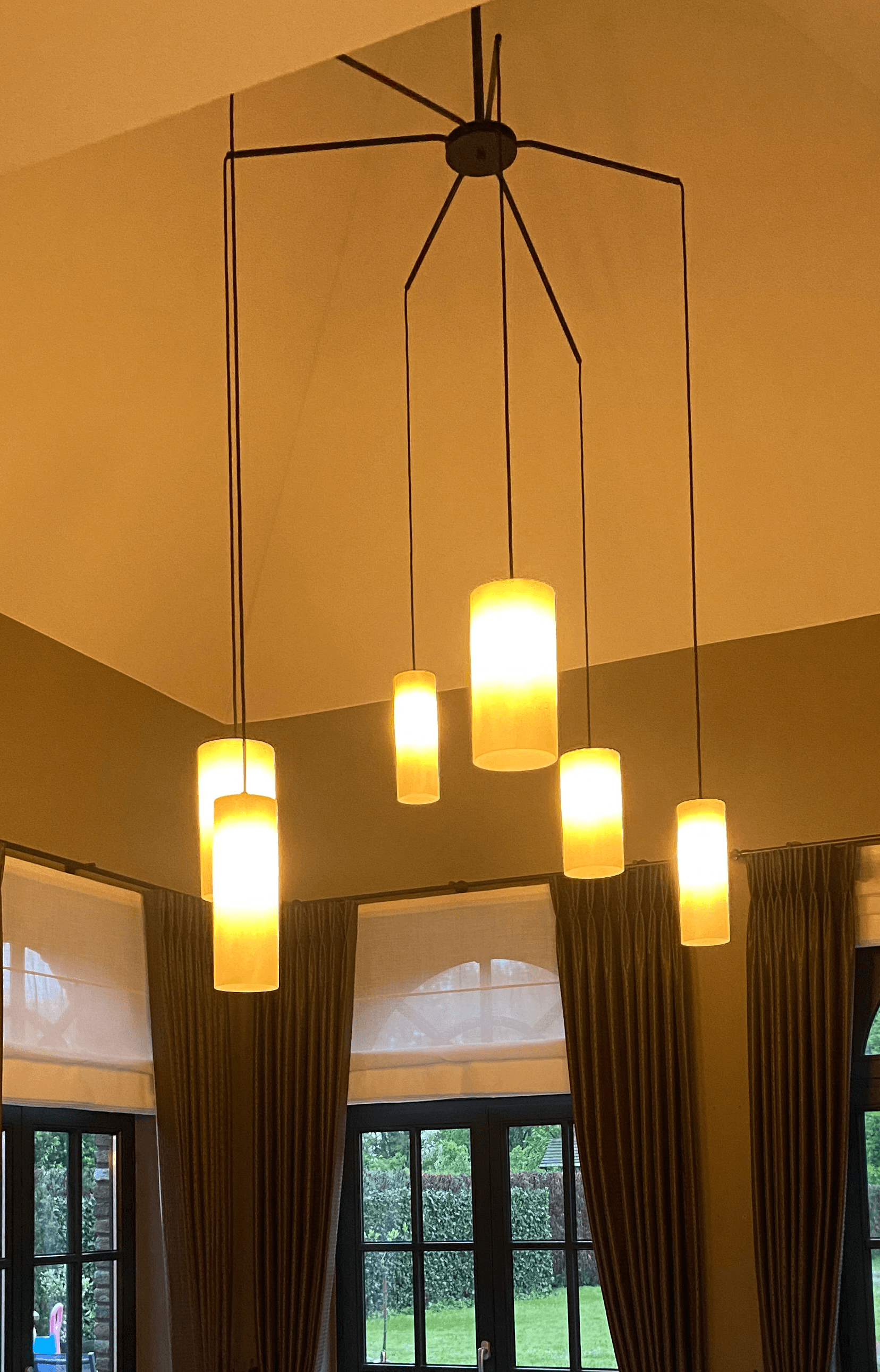 Detail van maatwerk hanglampen van Bellini Lighting met warme lichtkleur en hoogwaardige afwerking
