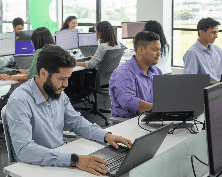 Equipe de comércio exterior da Synvia gerenciando importação e logística internacional para estudos clínicos