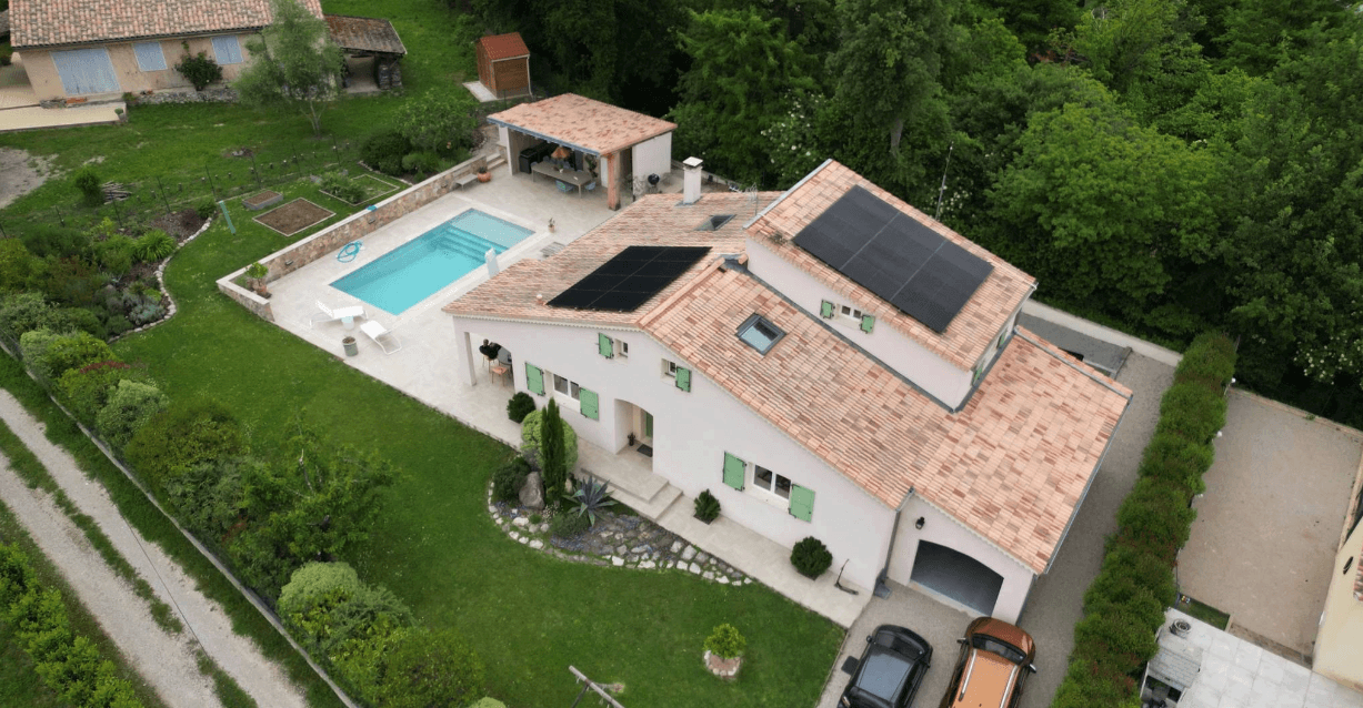 Photo d'une villa comprenant une installation photovoltaique réalisée par un partenaire Solarock dont l'agence locale est basée à Nice