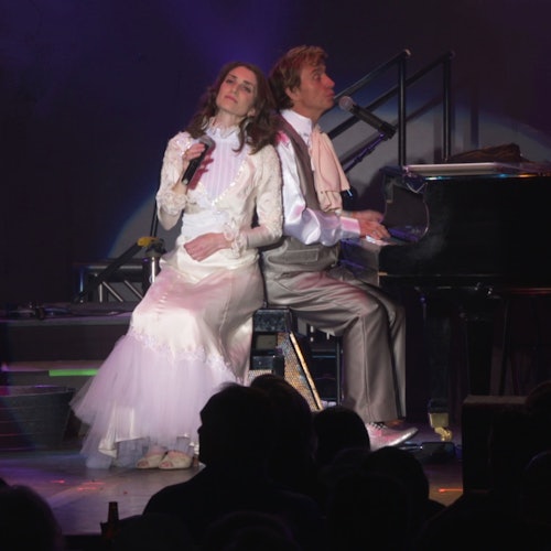 唯一一个致敬卡朋特乐队的演出，完美再现了卡朋特乐队的实际演唱会。