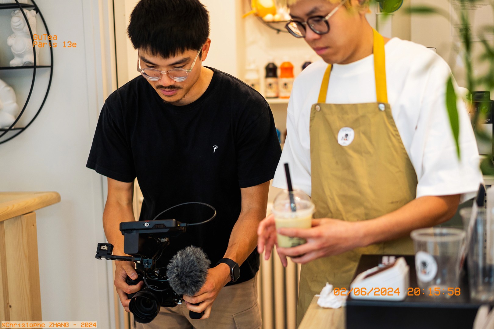 Scène de tournage au GUTEA Paris 13e, avec un vidéaste capturant la préparation d'un bubble tea.