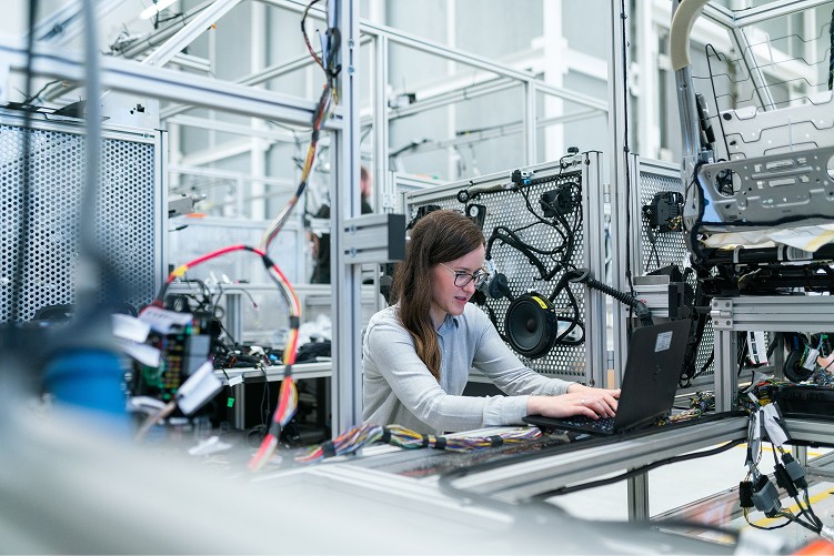 Tech leader in a modern workspace highlighting Woodrow’s profile building for Pigment in US and UK media.