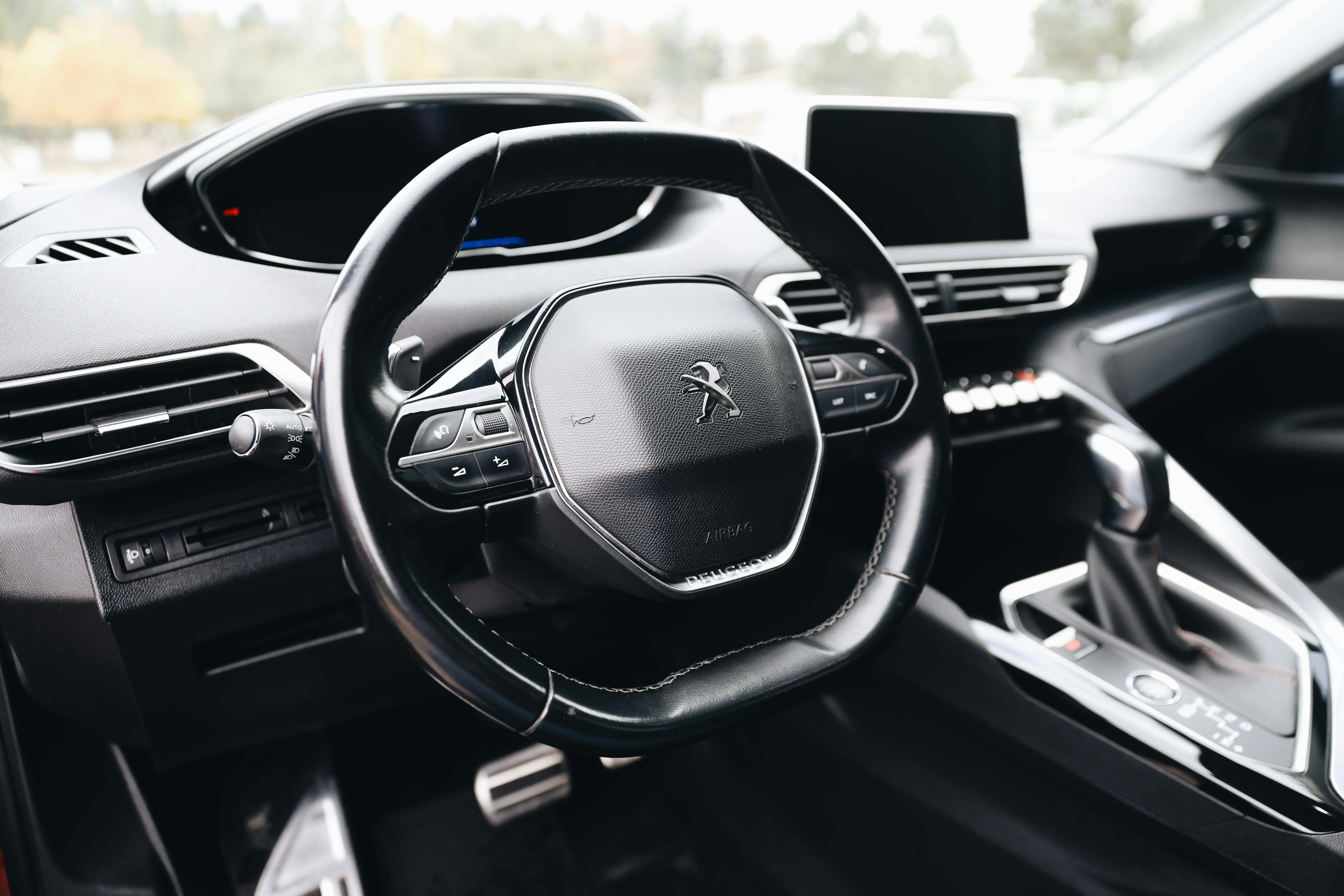 Design épuré et technologie embarquée : l’intérieur des Peugeot allie confort et innovation.