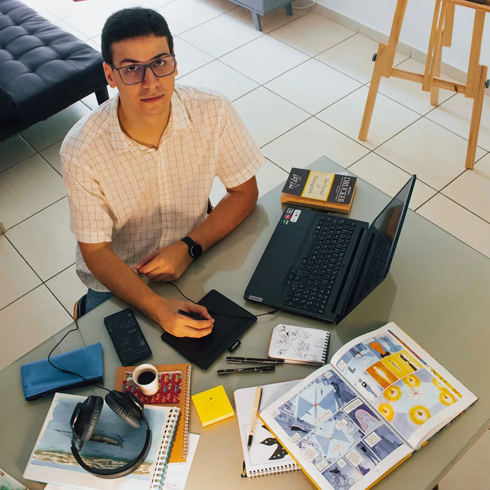 artur-working-in-his-desk