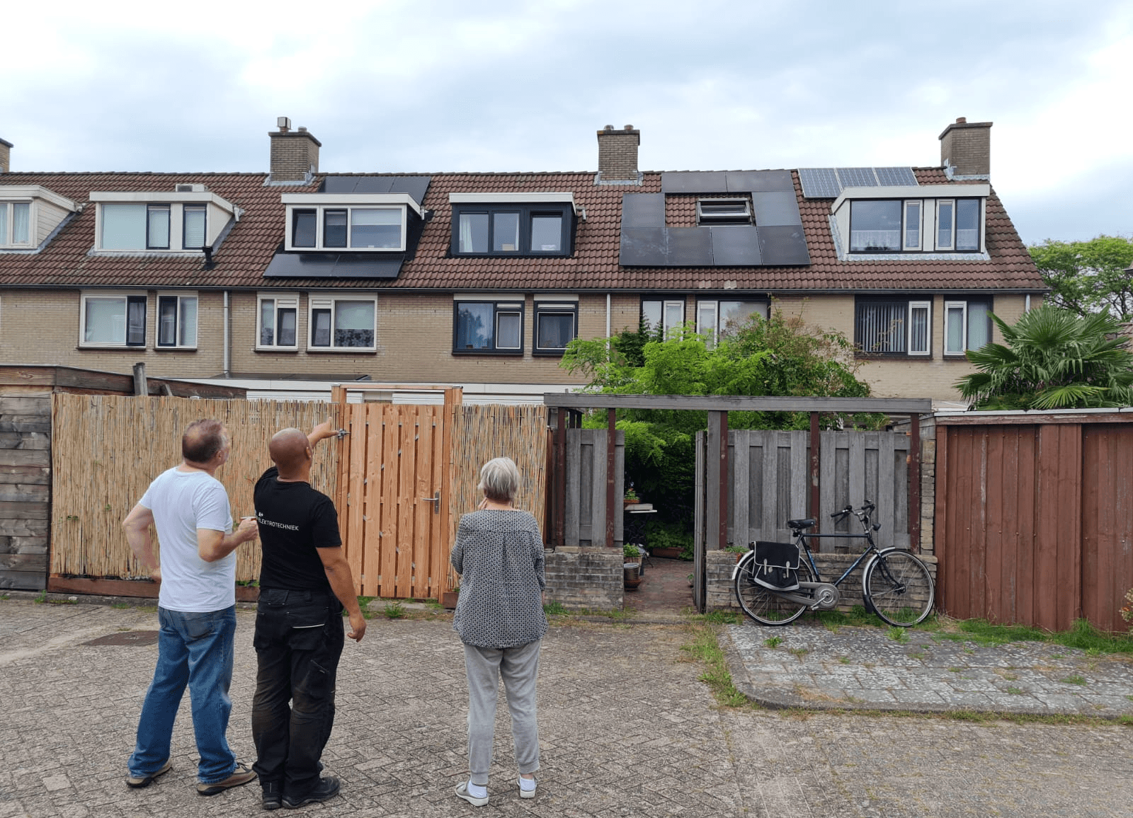 A+ Elektrotechniek eigenaar geeft klanten advies over zonnepanelen.