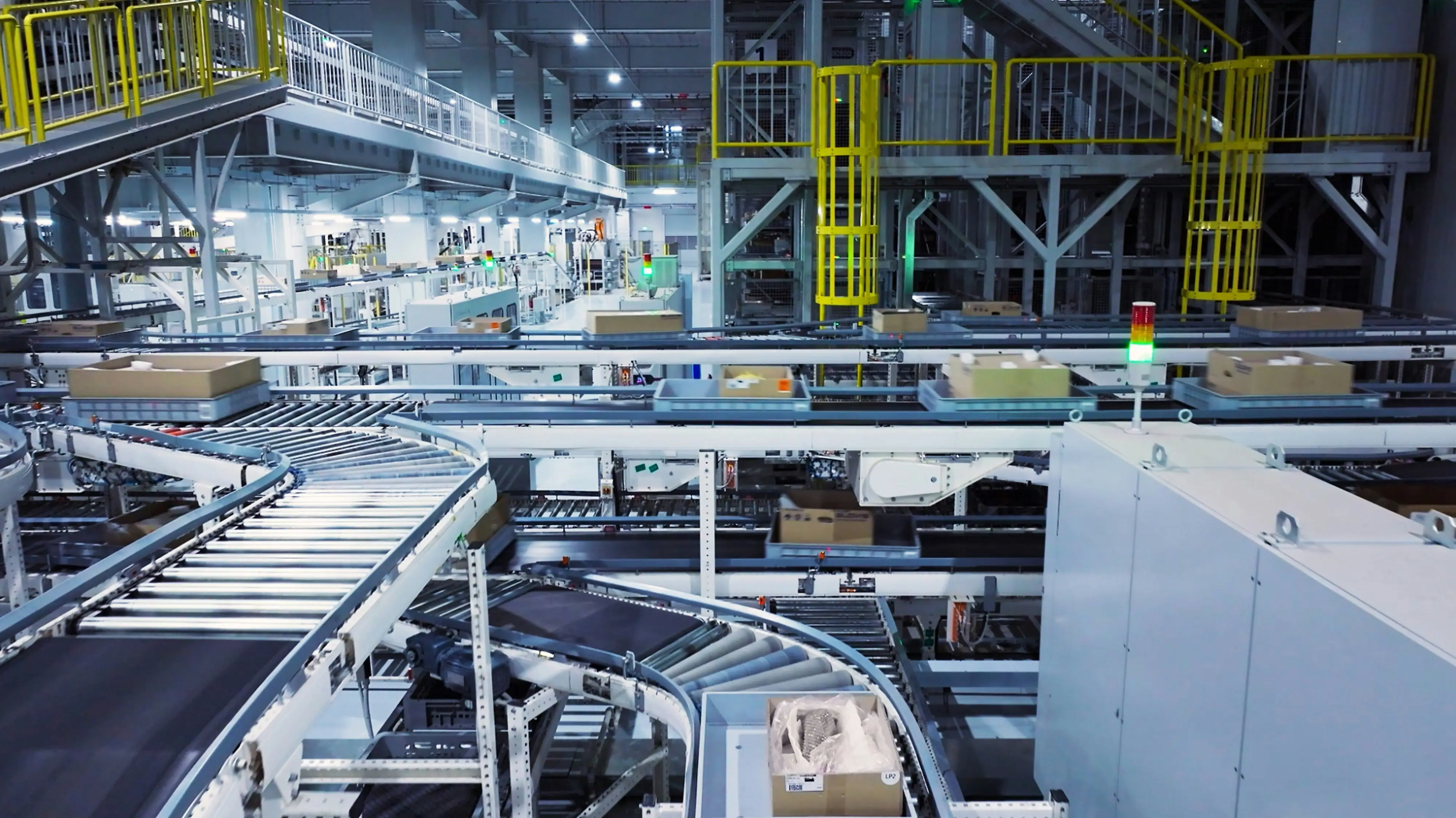 Automatisierte Förderanlage mit Kartons in einer Industrieproduktion, sinnbildlich für Produkte, deren Product Carbon Footprint nach ISO 14067 berechnet und verifiziert wird
