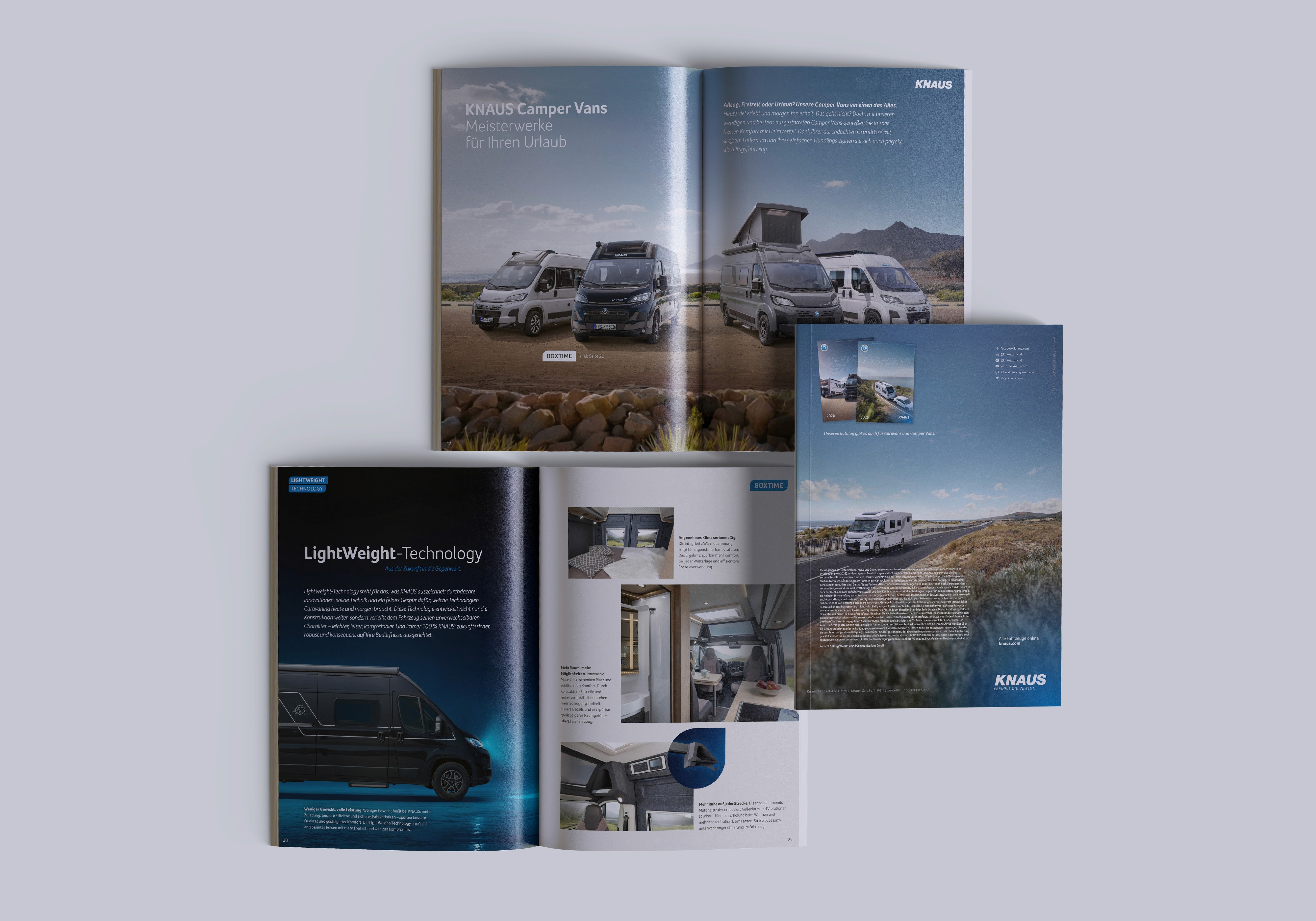 Das Bild zeigt mehrere aufgeschlagene KNAUS-Broschüren, die Camper Vans und ihre Technologie präsentieren. Zu sehen sind hochwertige Fahrzeugaufnahmen, Innenraumfotos und Beschreibungen, darunter die „LightWeight-Technology“.