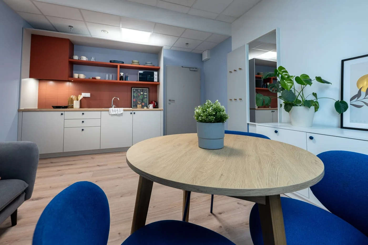 Furnished student accommodation in Warsaw with bed, desk and dedicated study area