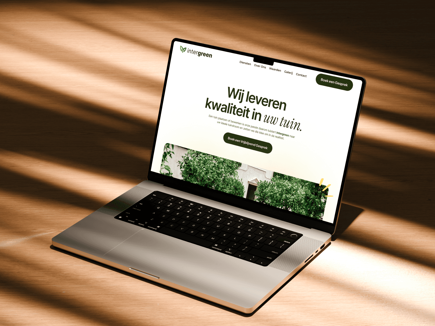 Een mockup van een Macbook van de website van Tuinen Intergreen gemaakt door Cheatcode