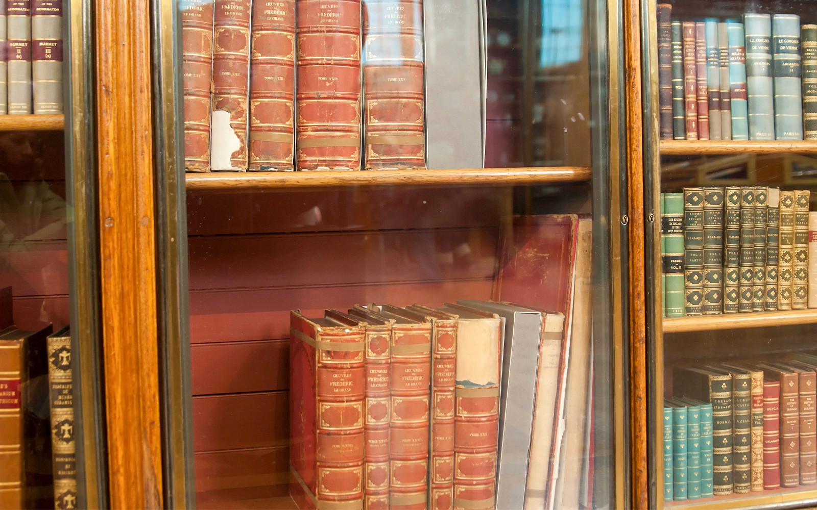 Livres exposés dans une vitrine en verre à la National Gallery de Londres.