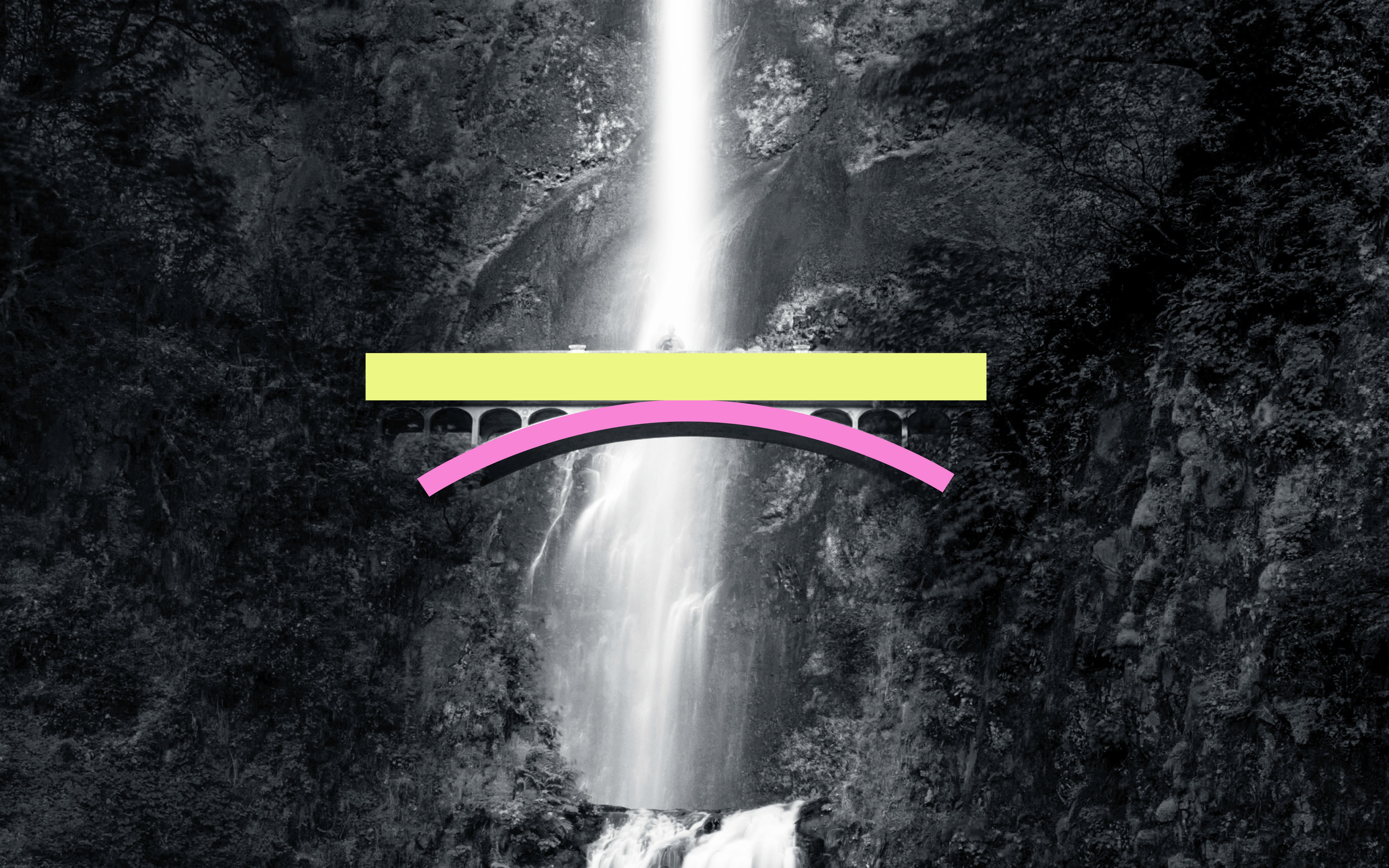 Brücke, die über eine Schlucht führt. Dazwischen großer Wasserfall.