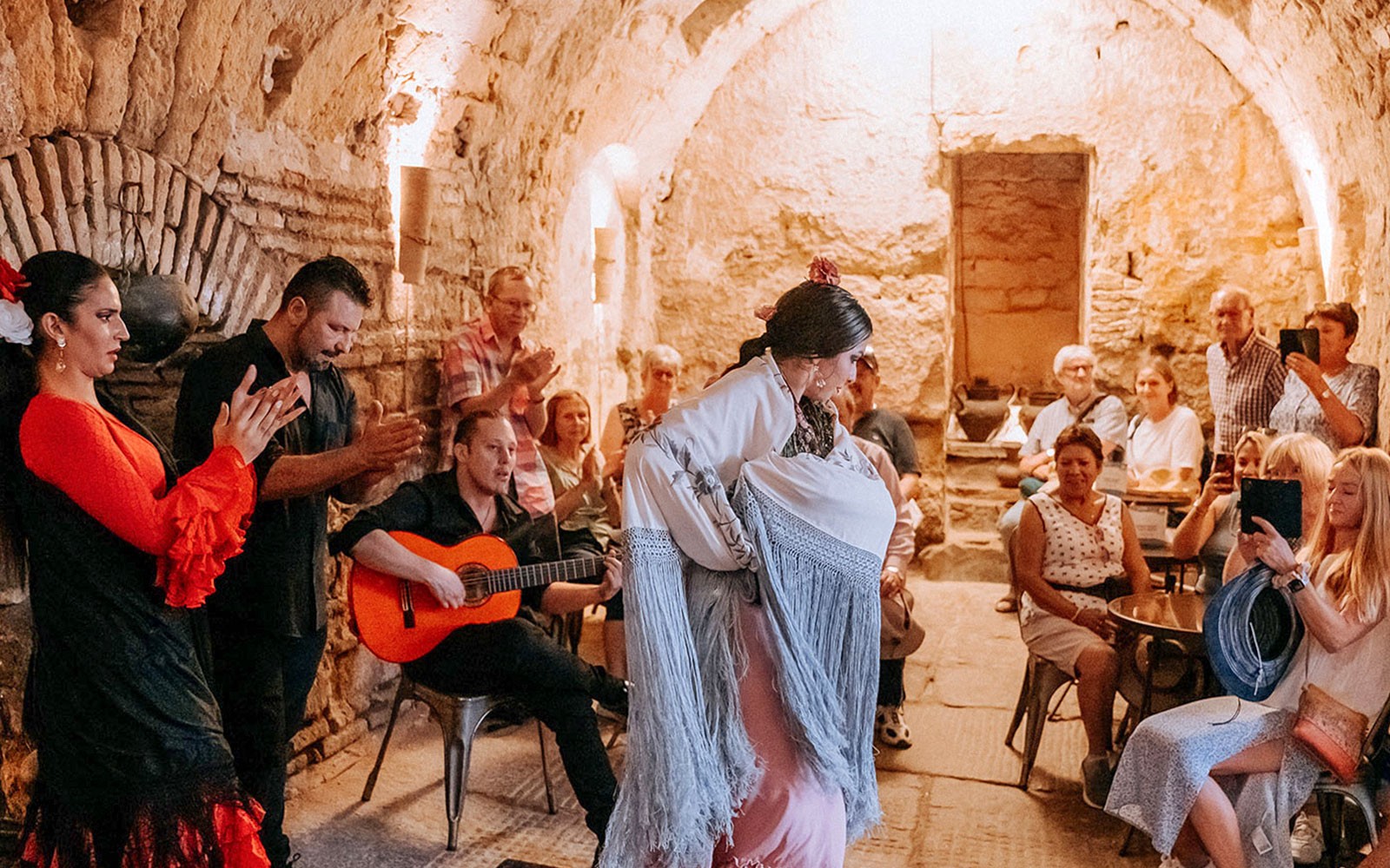 Plesačica flamenka nastupa u arapskim kupeljima Tablao Santa María pred publikom.