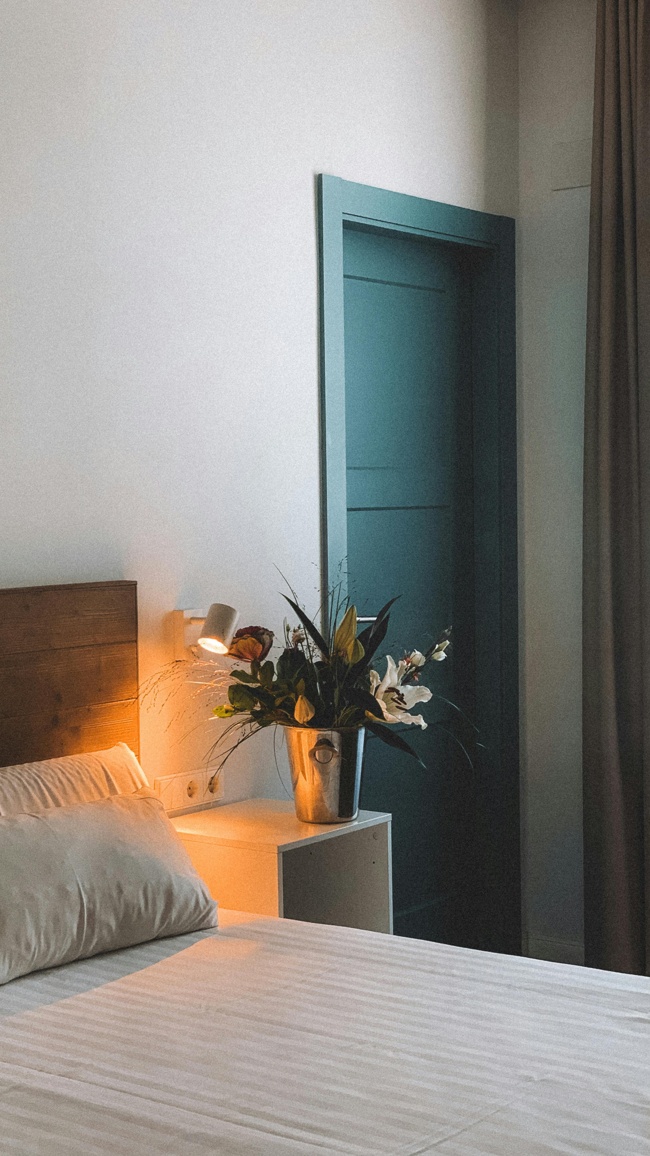 habitación de un hotel con luz encendida