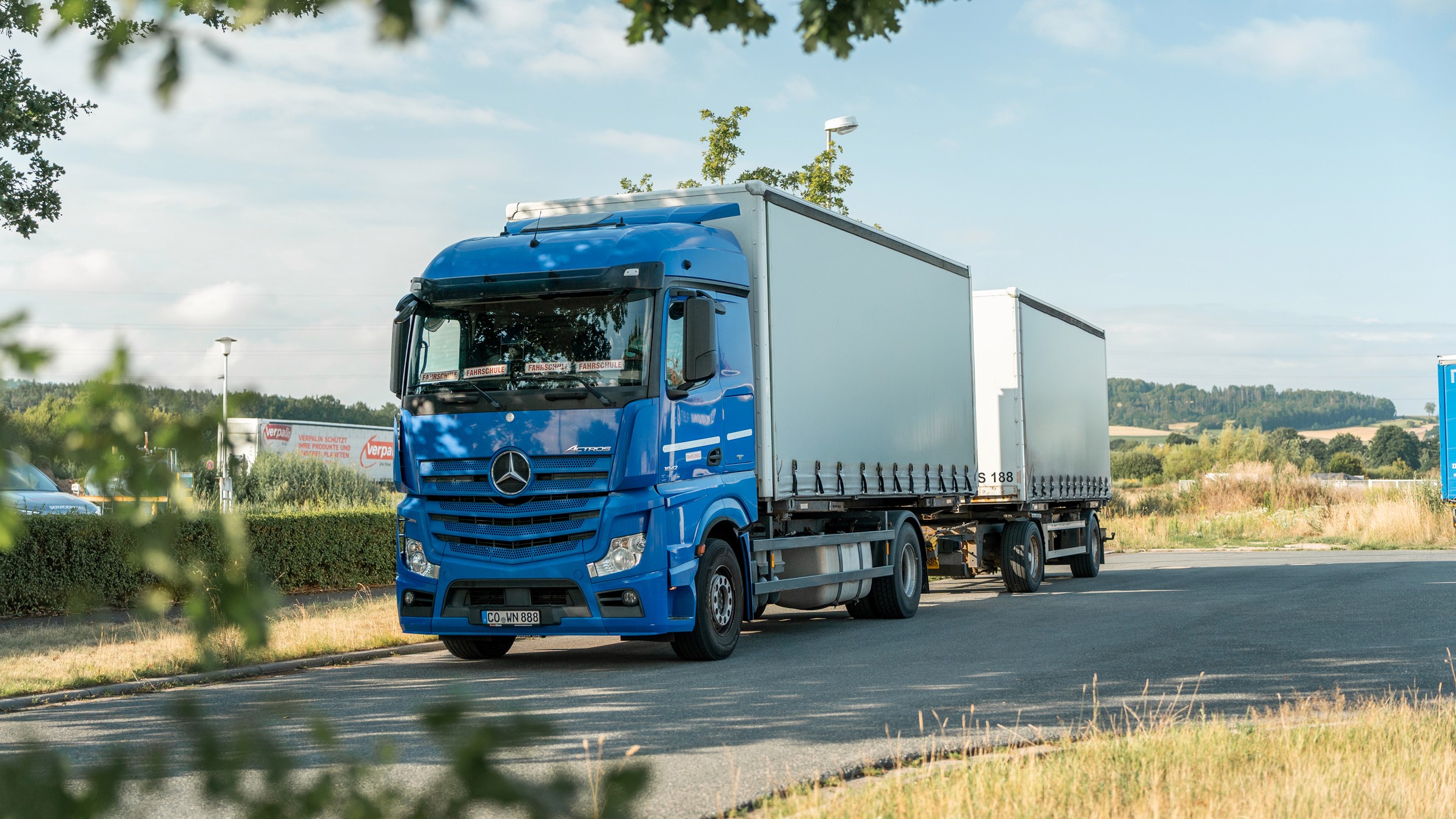 LKW-Fahrschulfahrzeug für hochwertige Fahrerlaubnis-Ausbildung Klasse C/CE in der Region Neustadt bei Coburg, Rödental und Sonneberg.